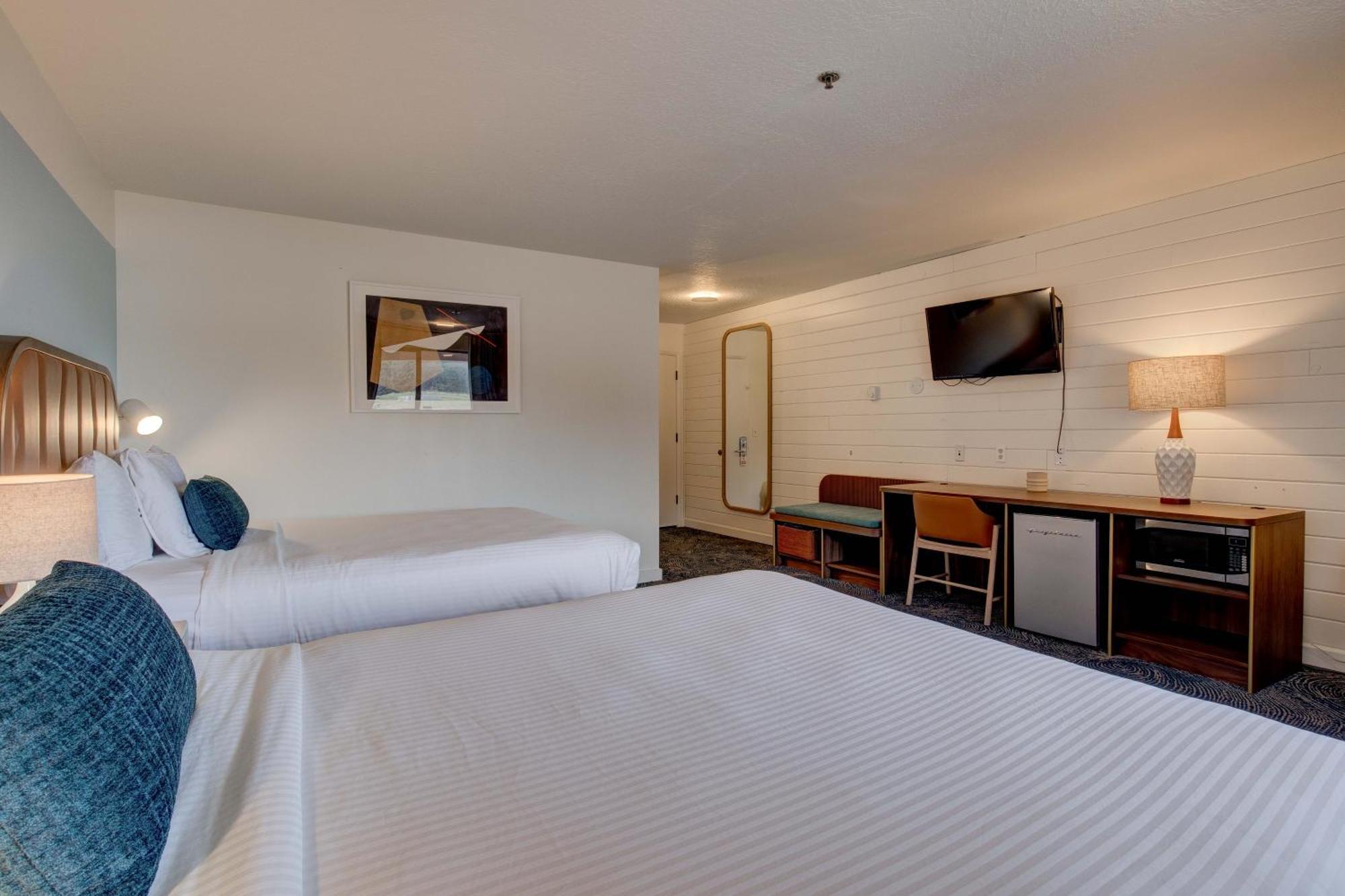 Queen Room Two Queen Beds Hillside View