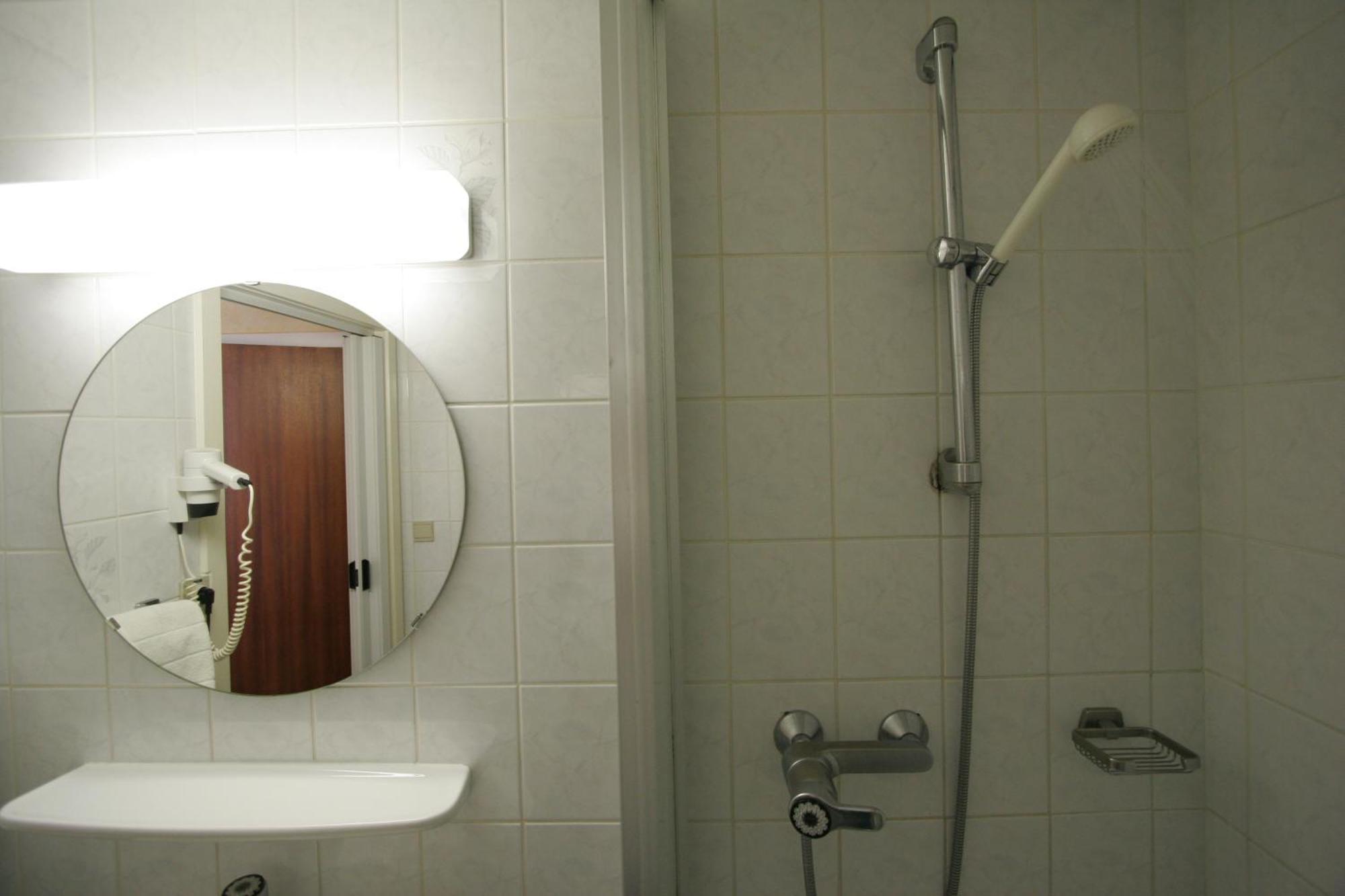 Single Room,917176471:JPEG