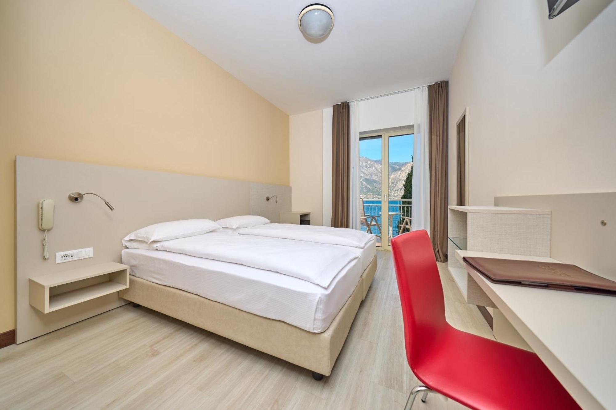 Double or Twin Room Lake View