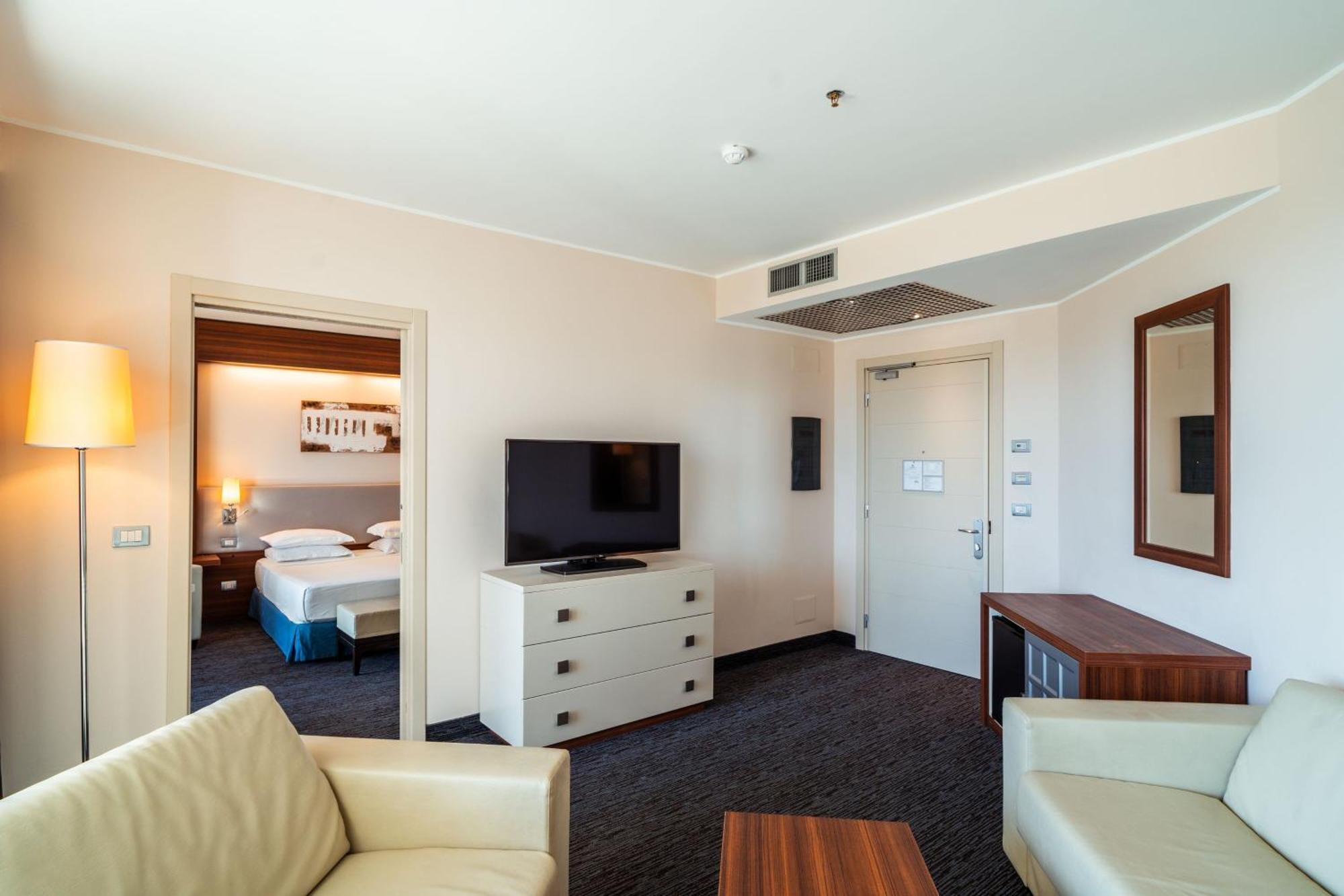 One-Bedroom King Suite Sofa Bed Balcony Harbor View,1583078486:JPEG