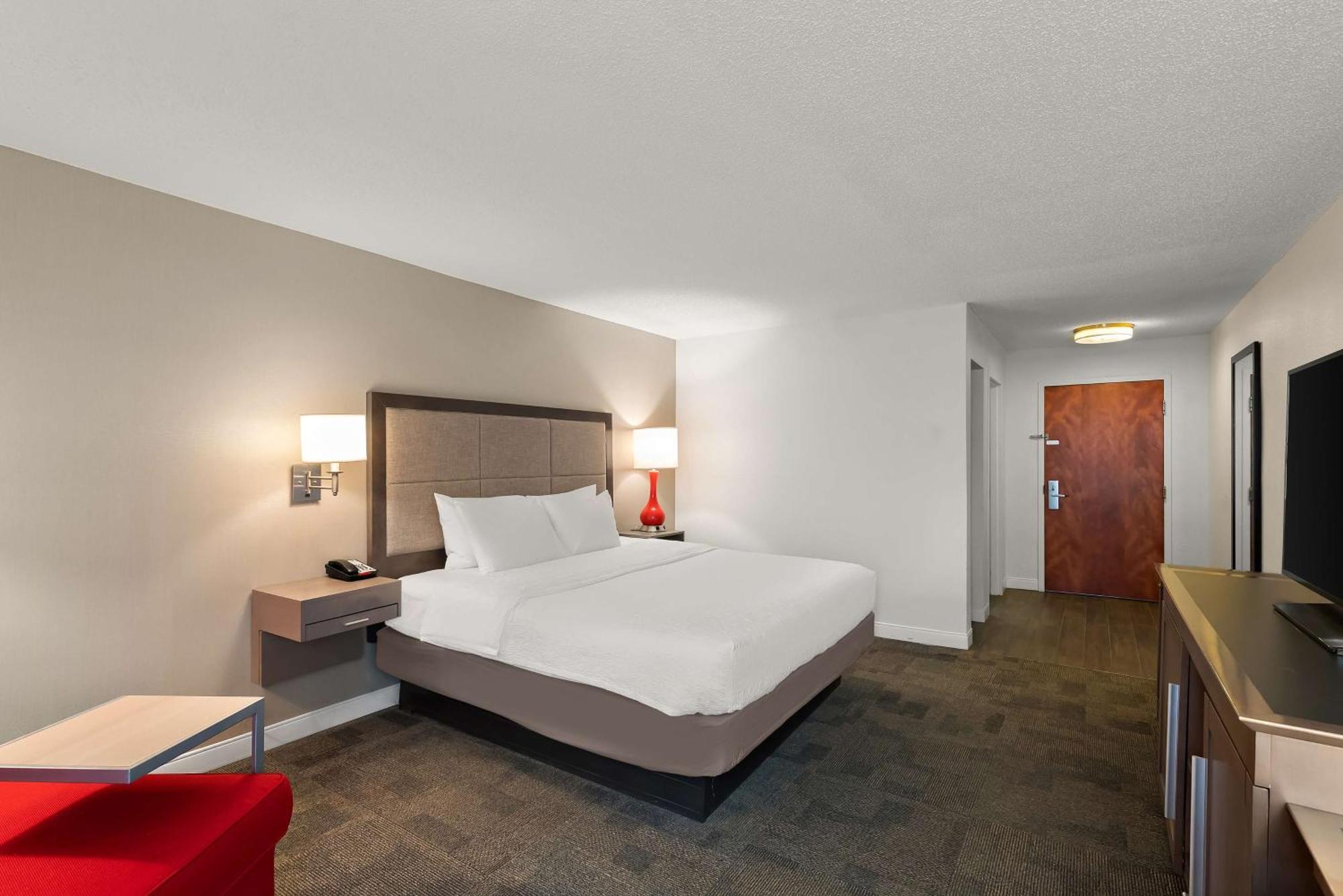 King Room with King Bed - Non-Smoking
