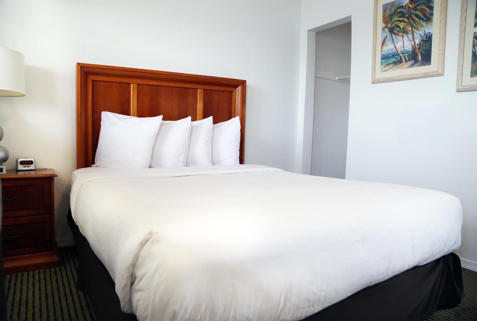 Cozy Room One Queen Bed Bay View