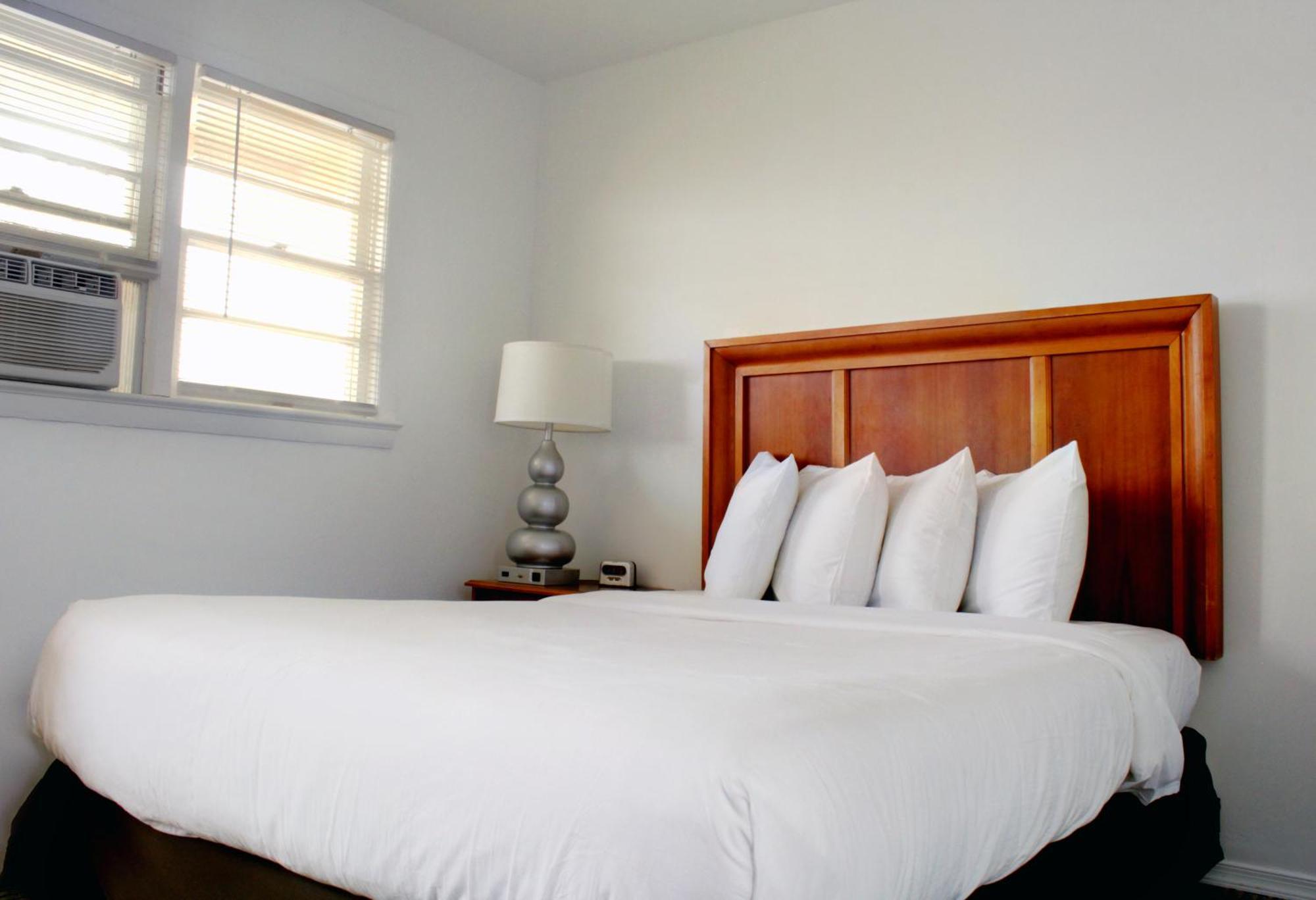 Cozy Room One Queen Bed, Bay View,1583104458:JPEG