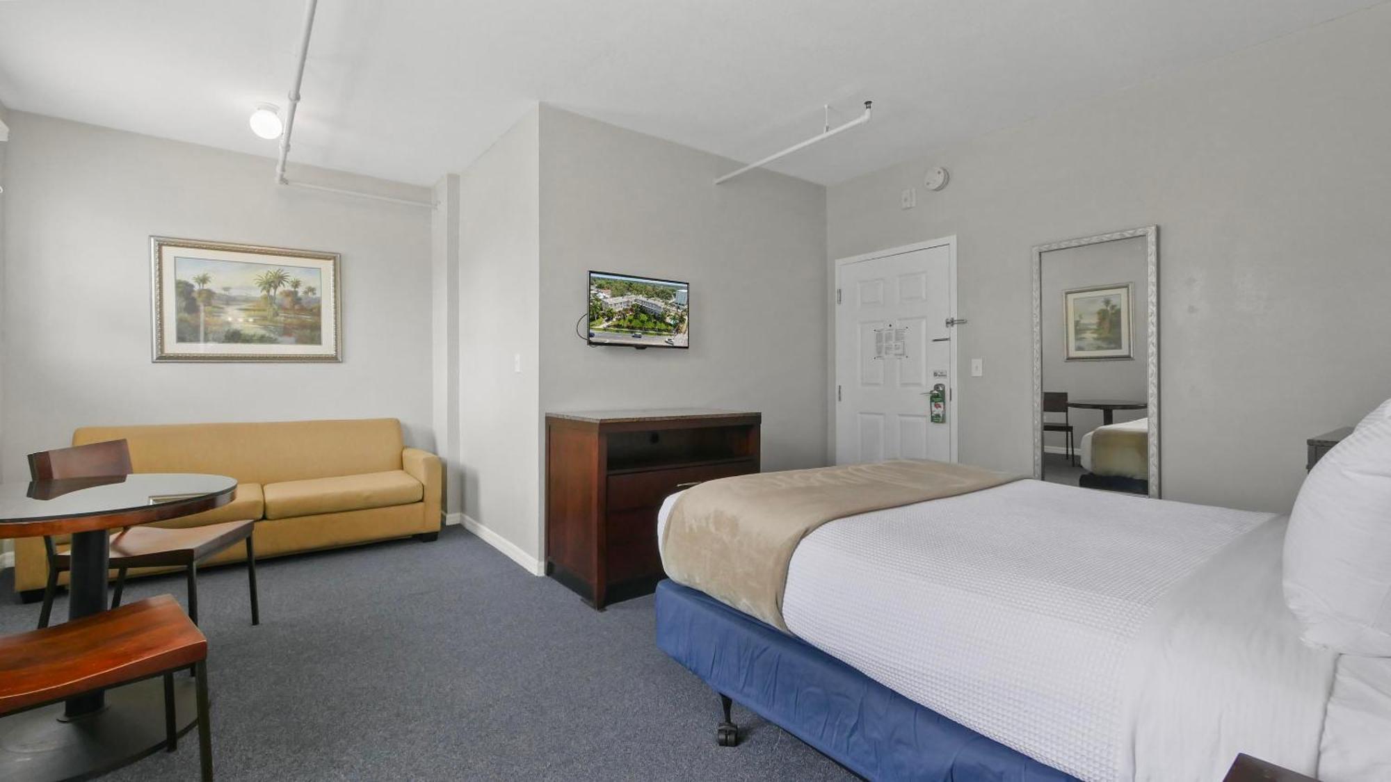 Deluxe Queen Room