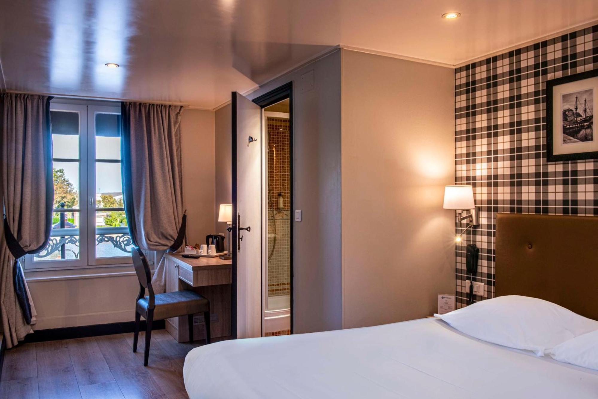 Small Standard Double Room Harbor Entrance View Non-Smoking
