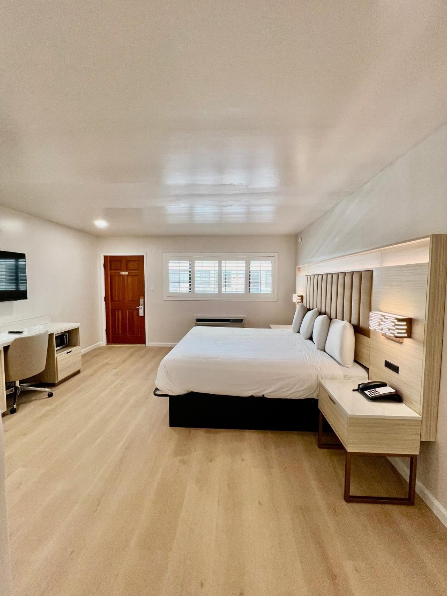 Deluxe King Room - Non-Smoking,1588042114:JPEG