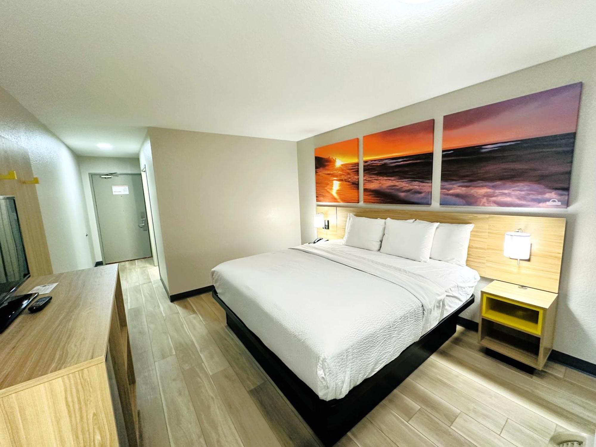 King Room Bath Tub Mobility Accessible or Non-Smoking