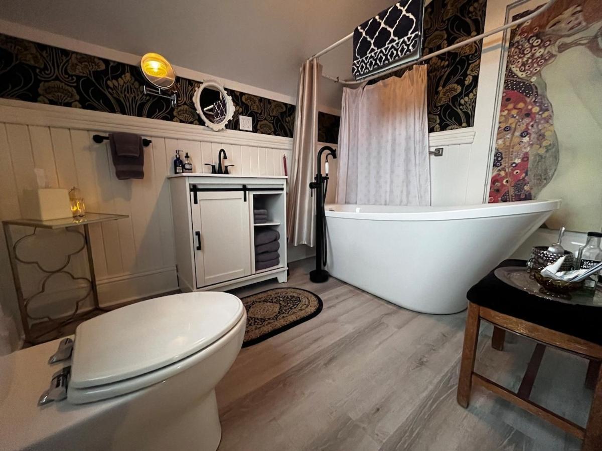 Deluxe Queen Suite