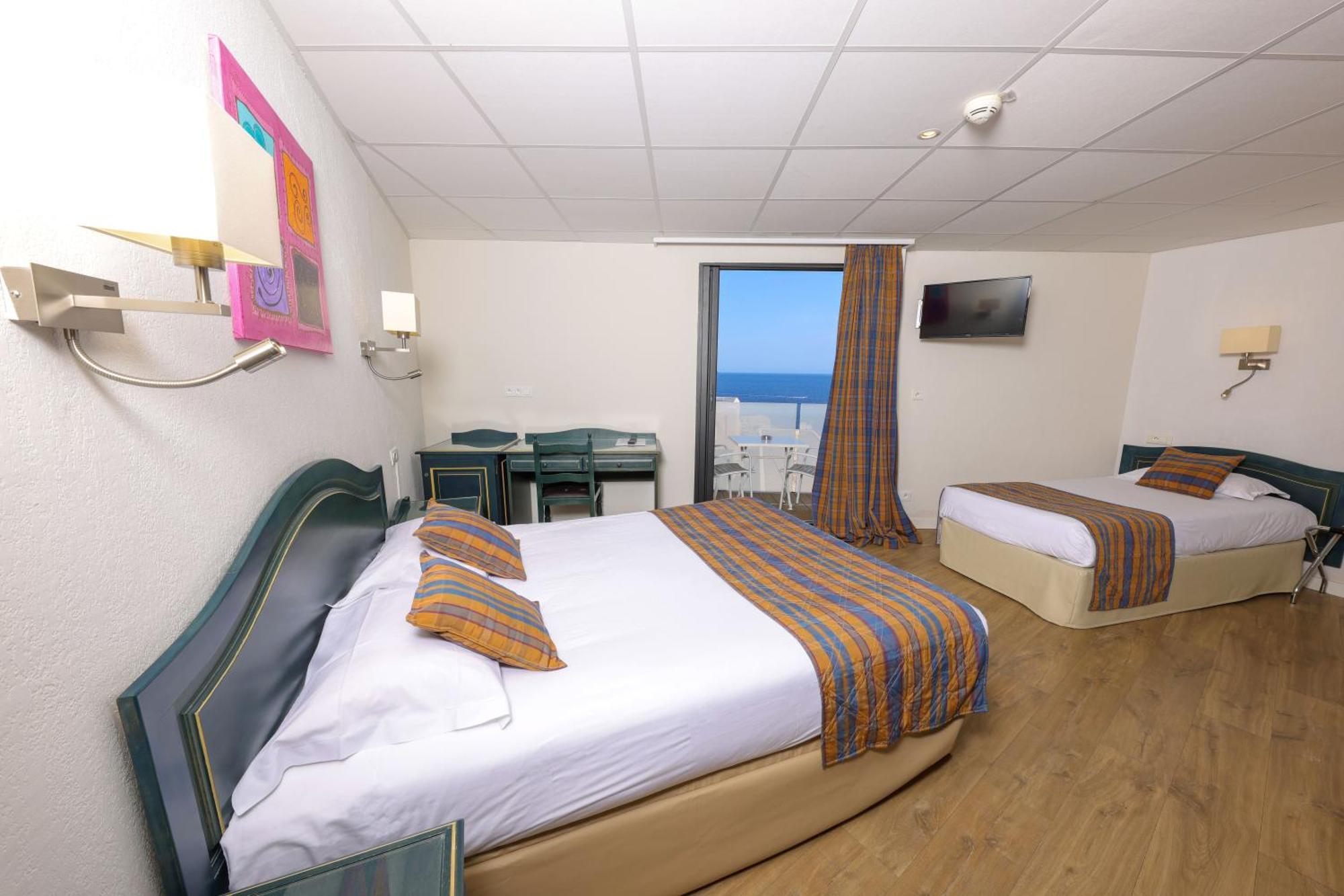 Standard Triple Room Partial Sea View,1584401074:JPEG