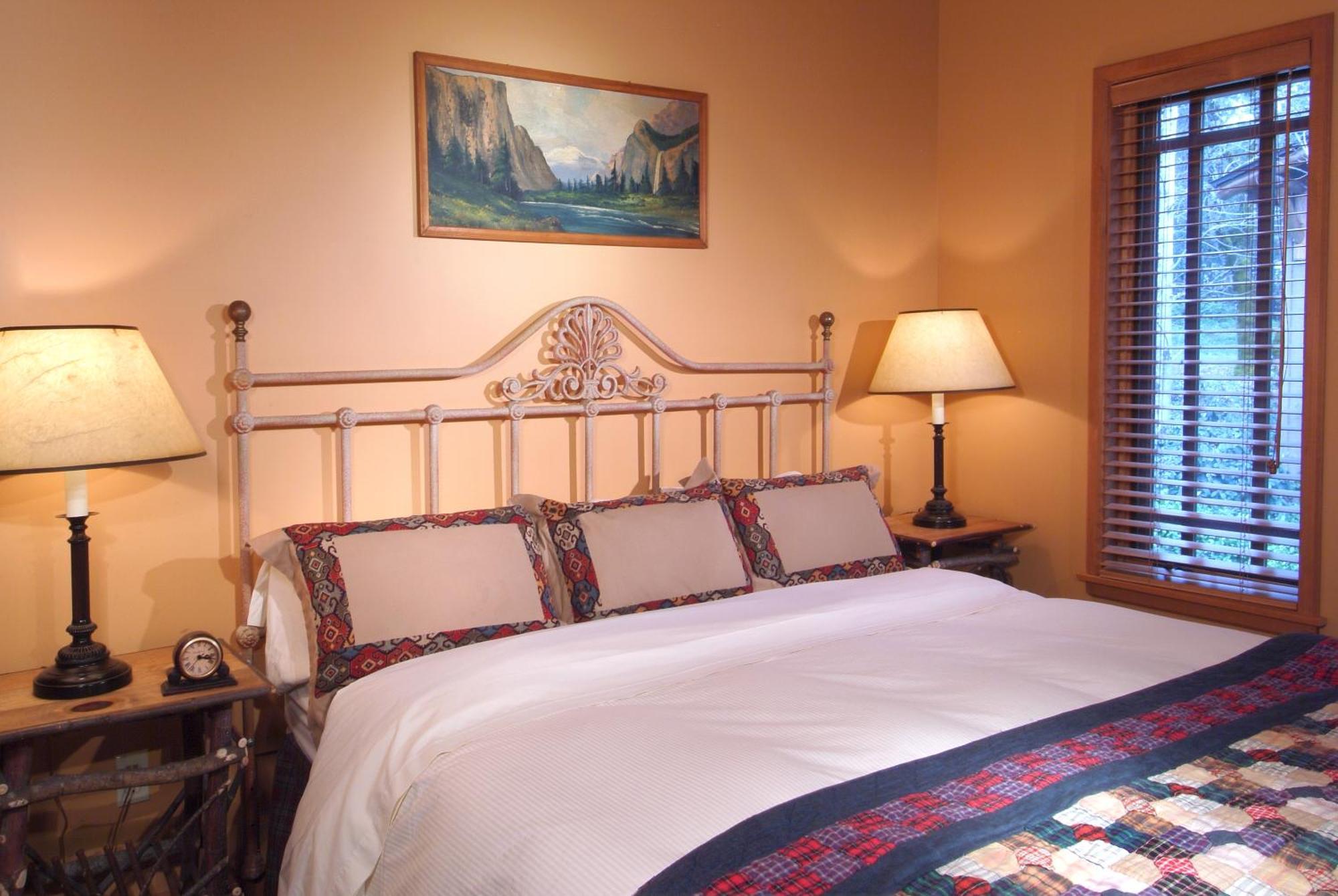 Cabin King Bed River View