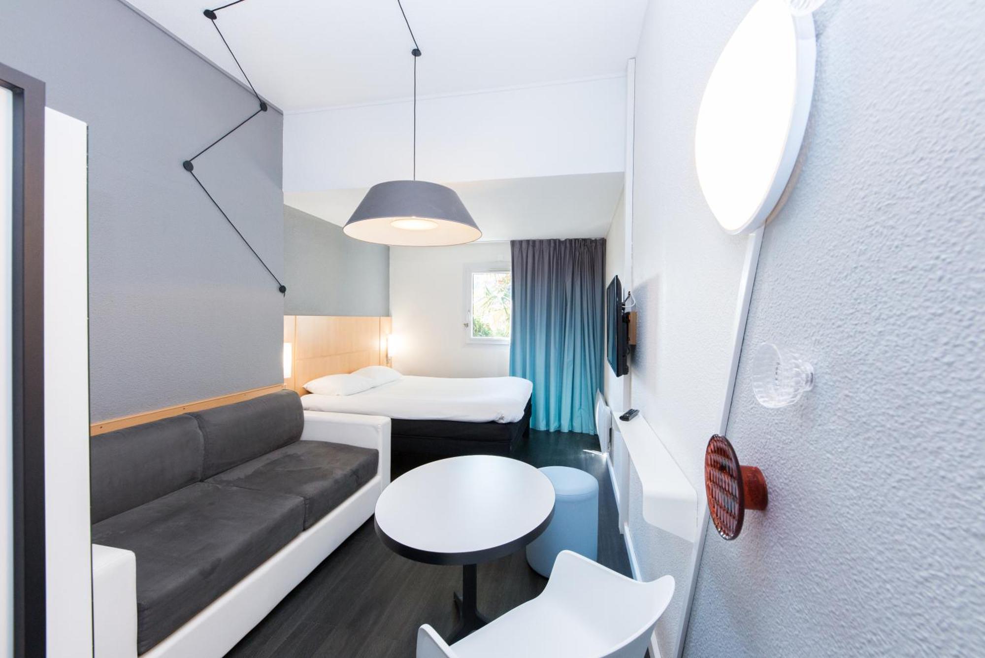 Standard Room with One Double Bed and Two Single Beds,1731393553:JPEG