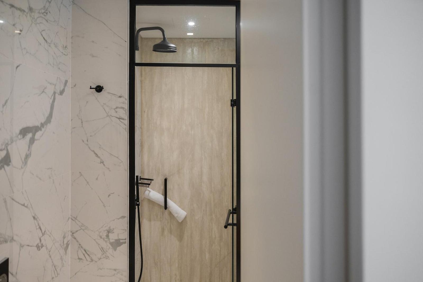 Double Room Peer