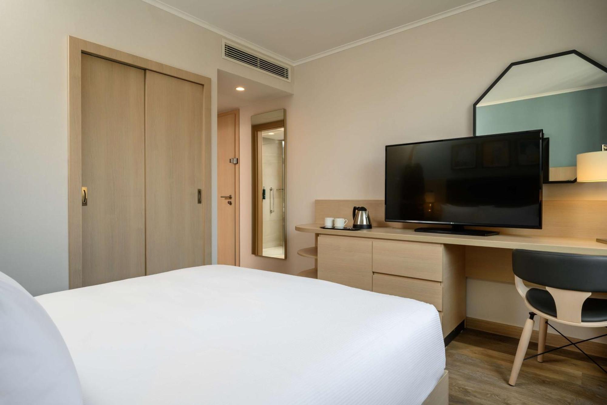 Queen Guest Room