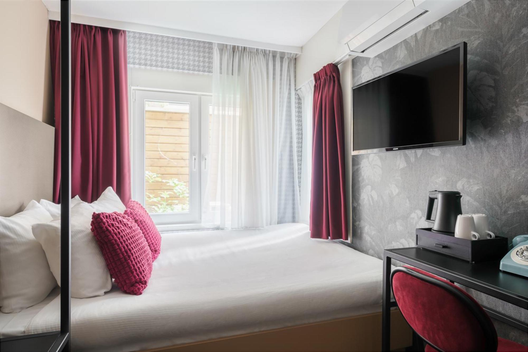Souterrain Small Double Room Below Street Level Limited View no lift access