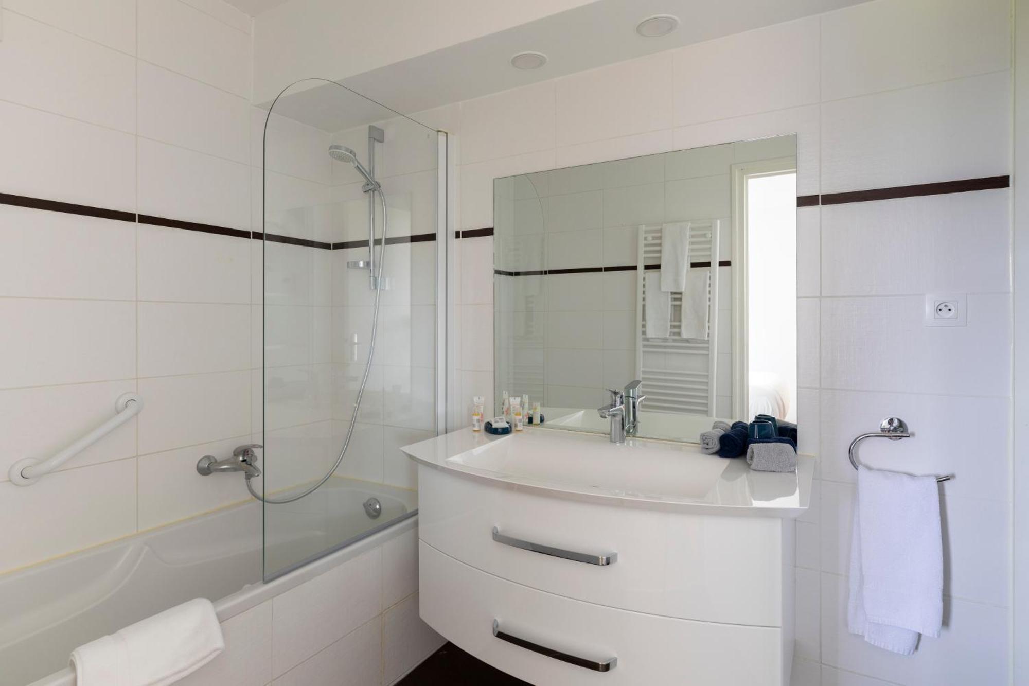 One-Bedroom Apartment Terrace,1585466152:JPEG