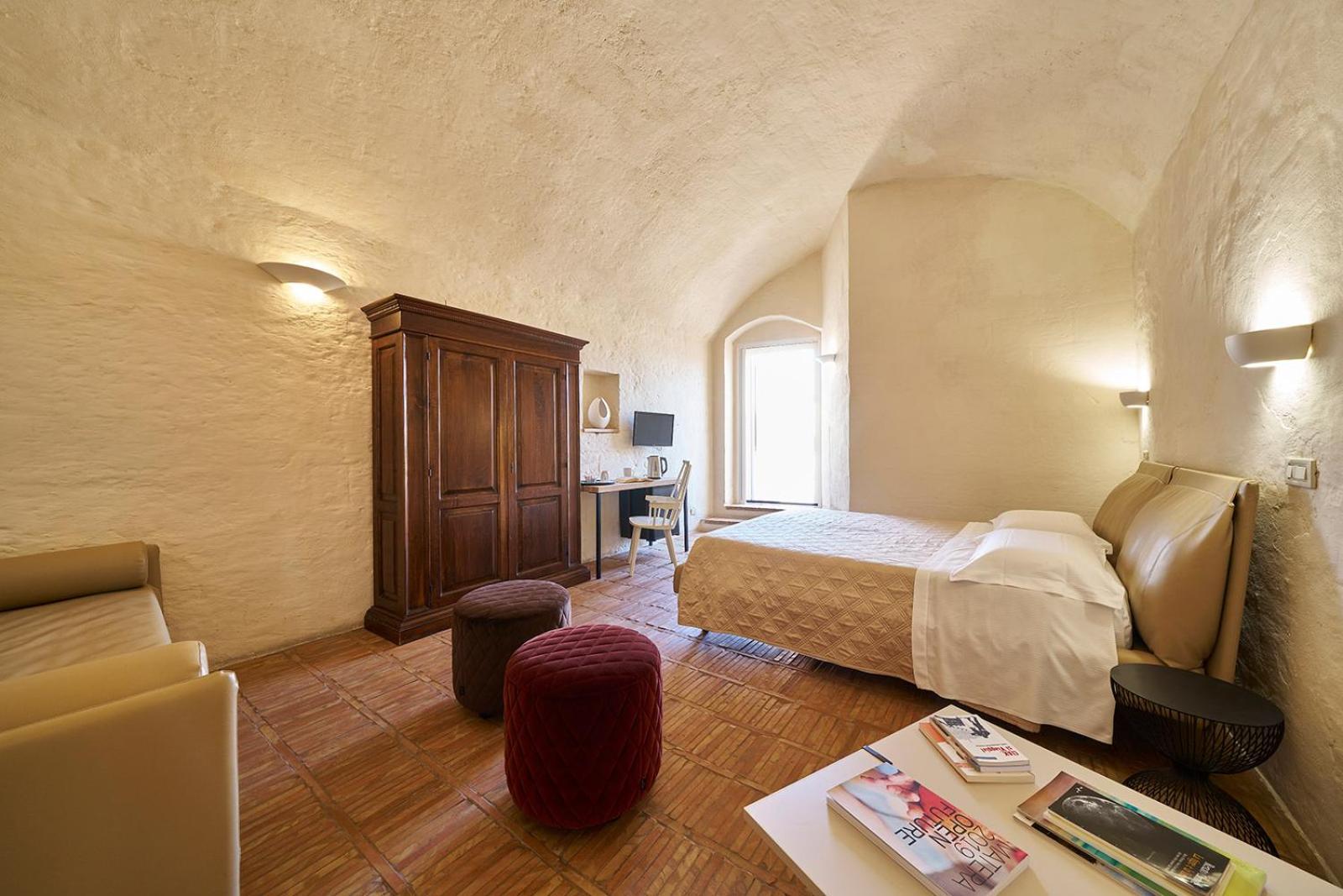 Deluxe Room,1585468095:JPEG