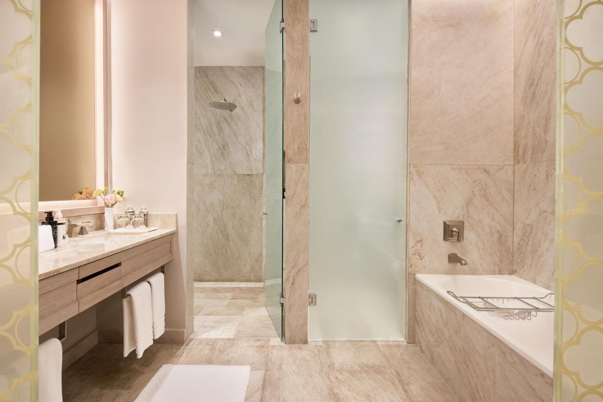 Grand Deluxe Butler Service Guest room 2 Queen
