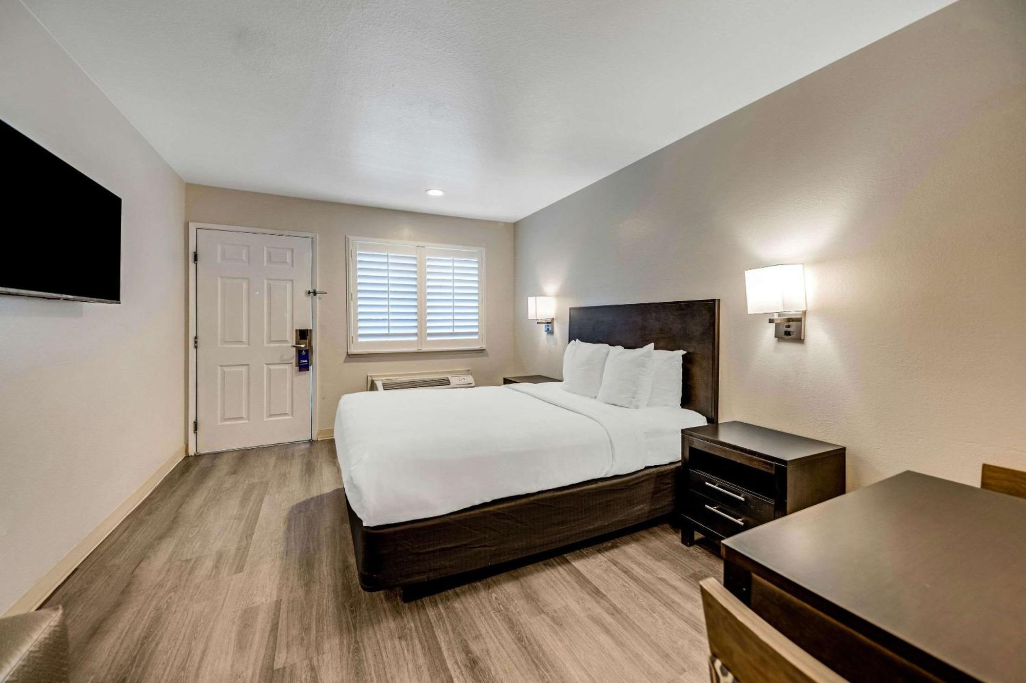 Queen Room - Disability Access - Non-Smoking