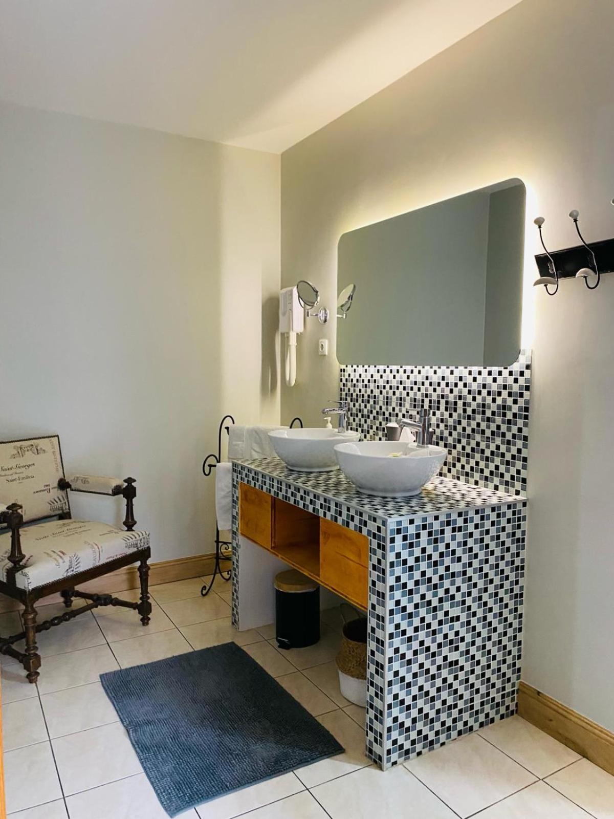 Double Room,1586121127:JPEG