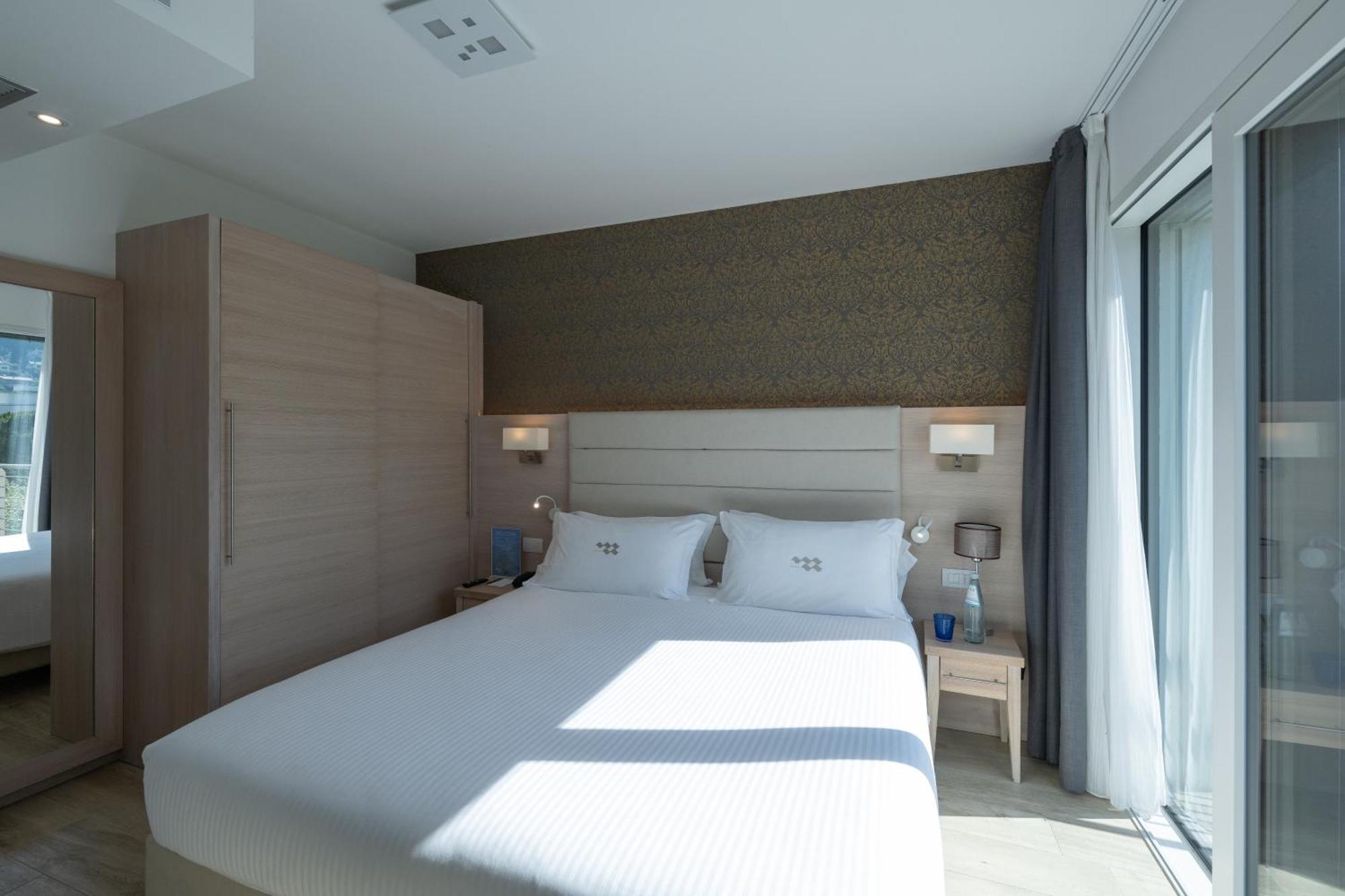 Standard Double Room Lateral Lake View
