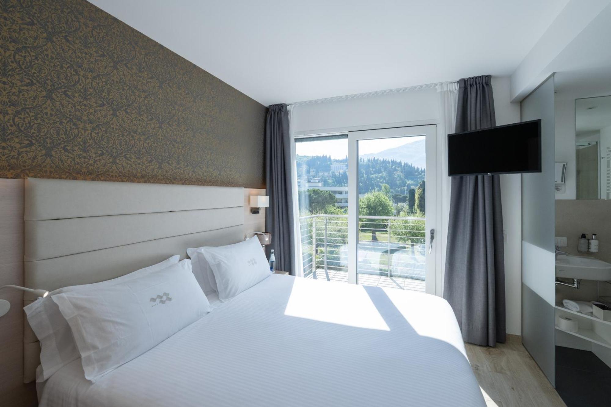 Standard Double Room Lateral Lake View