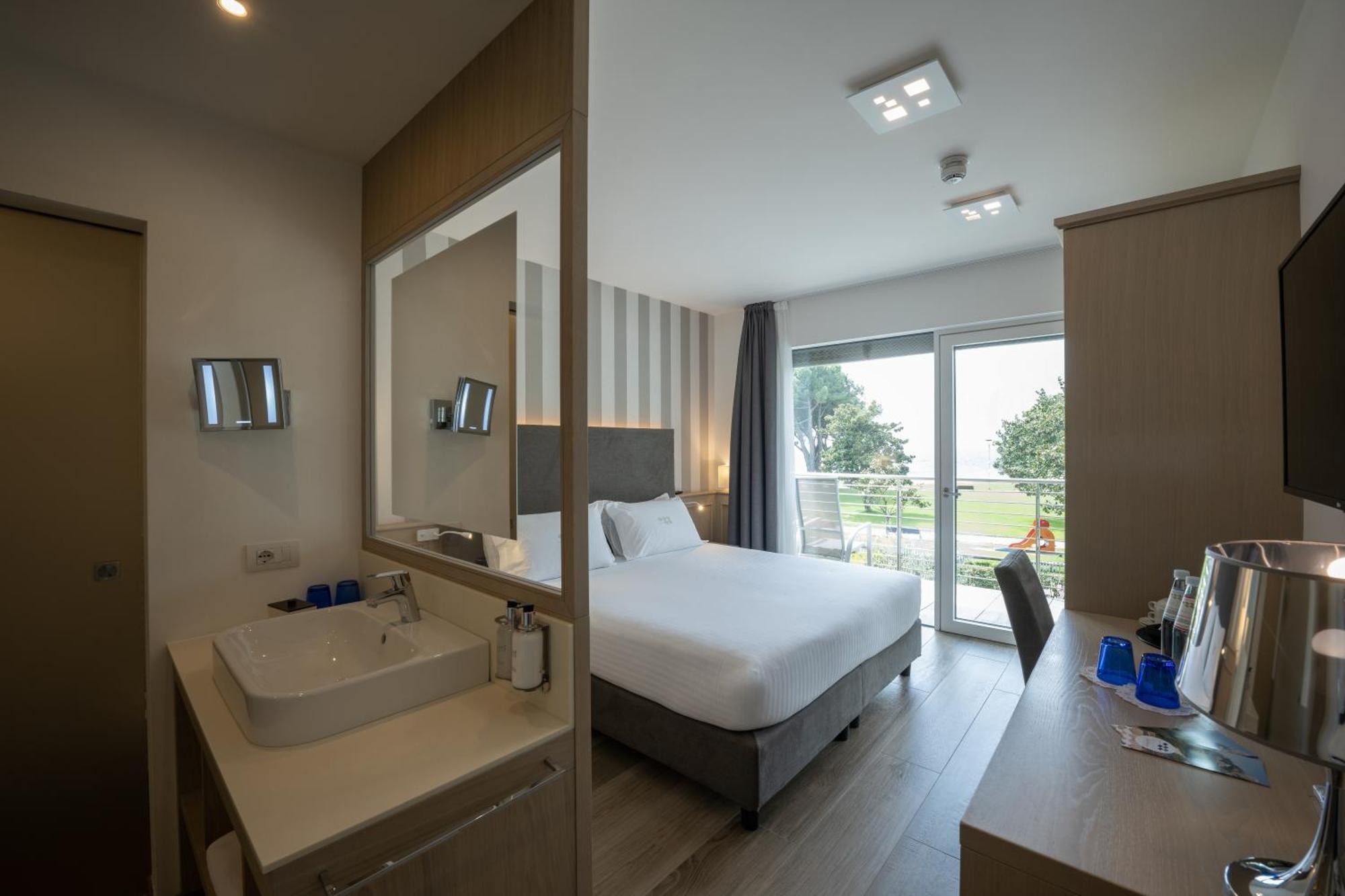 Deluxe Double Room Lake View Balcony