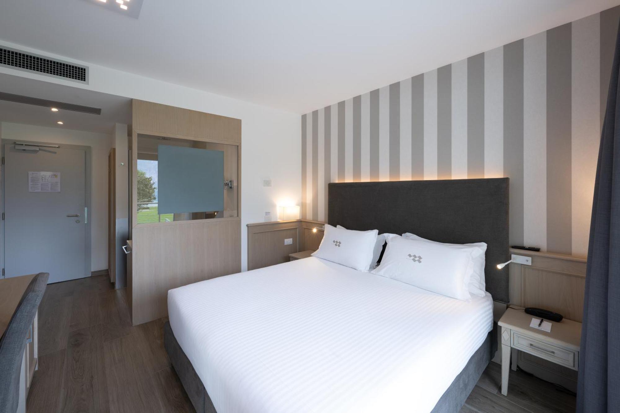 Deluxe Double Room Lake View Balcony