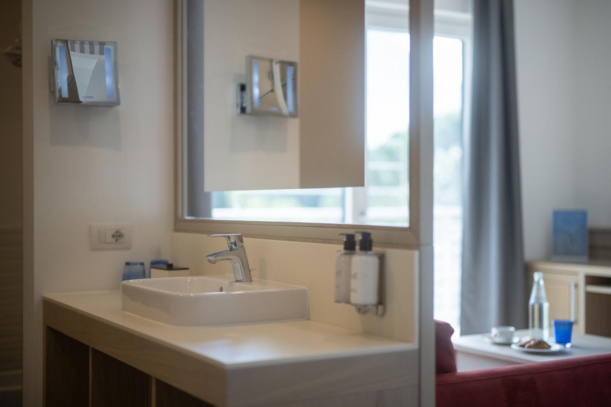 Deluxe Triple Room Lake View Double Balcony