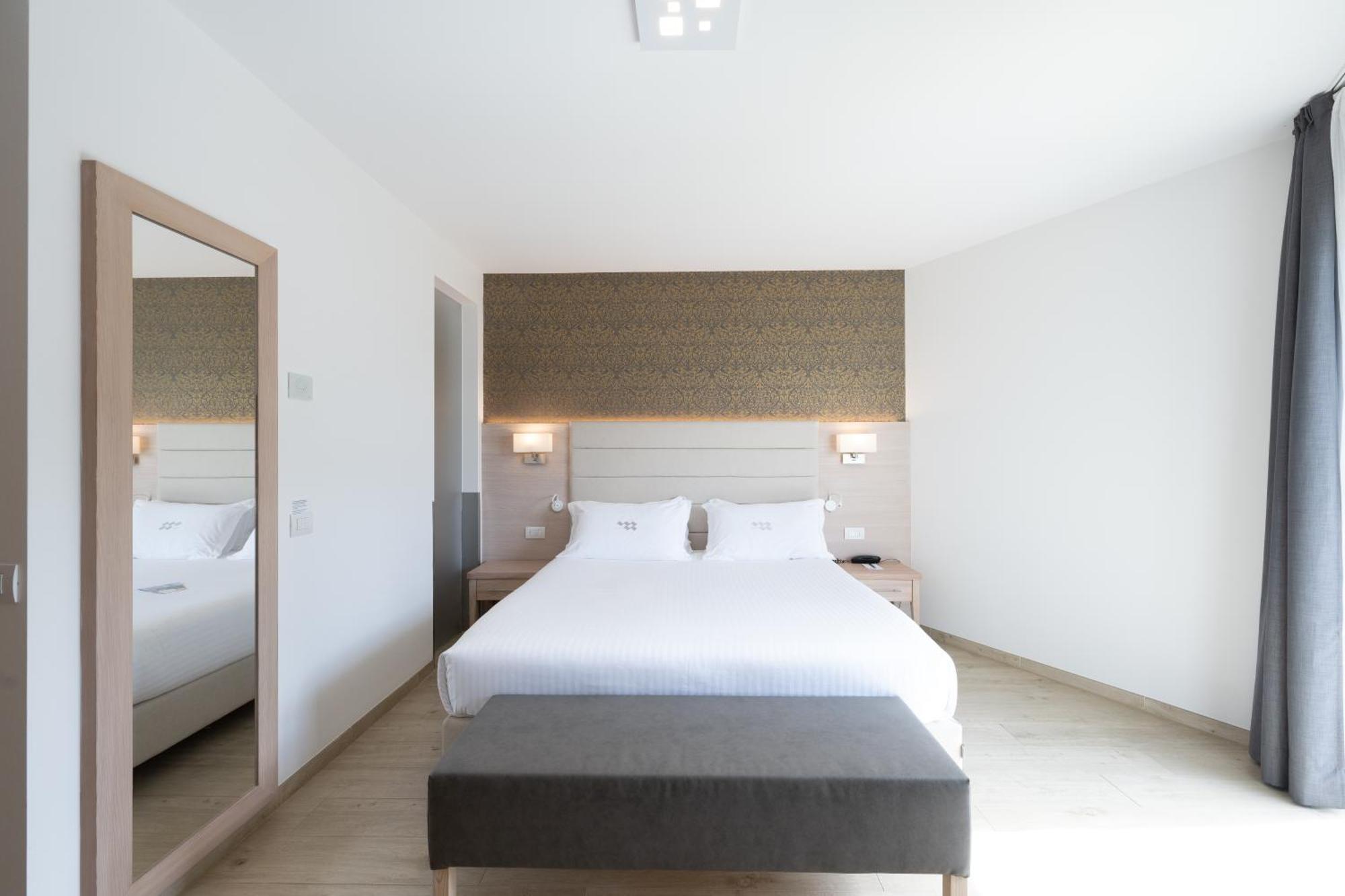 Superior Double Room Partial Lake View Balcony