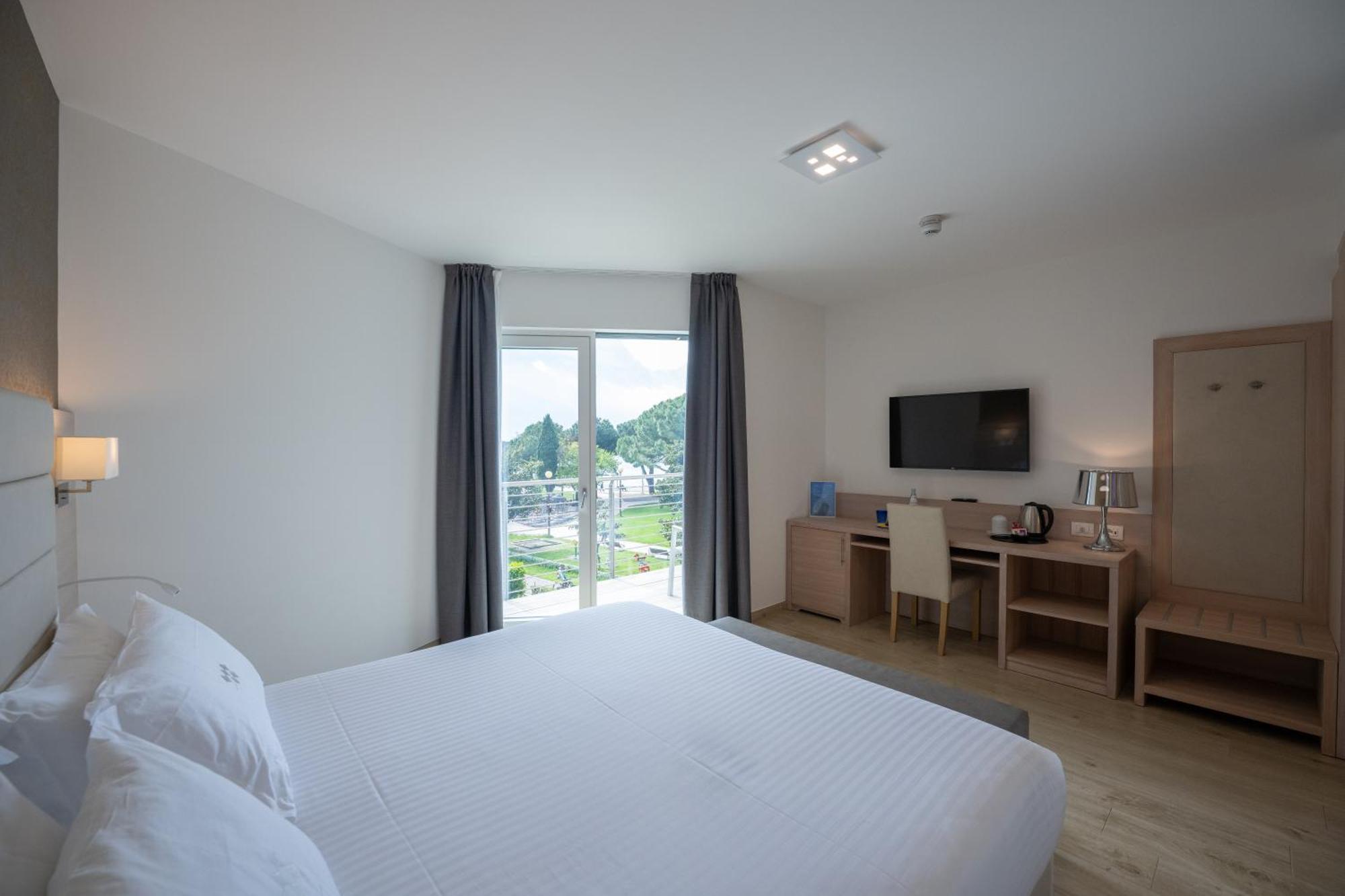 Superior Double Room Partial Lake View Balcony