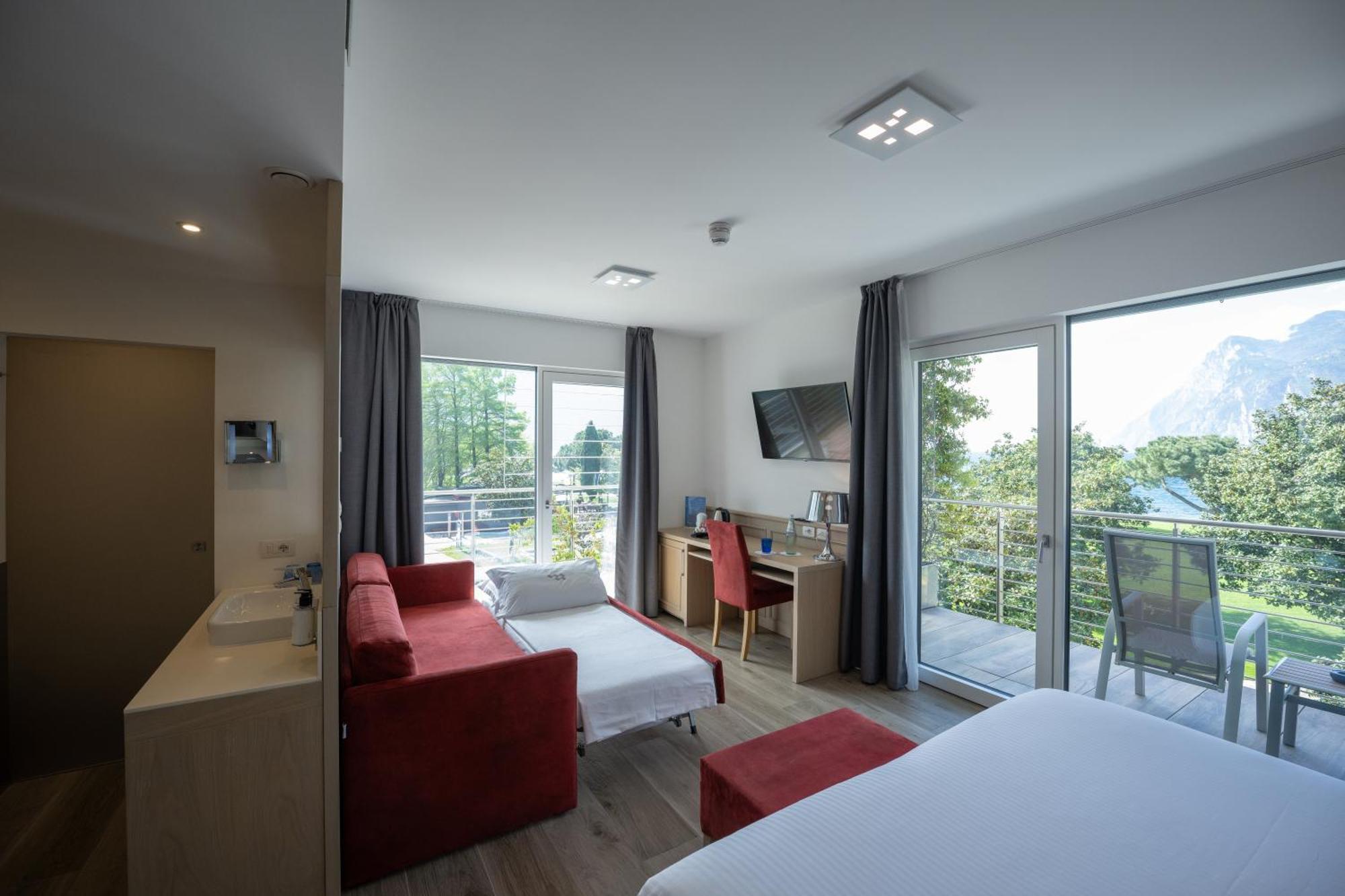 Deluxe Triple Room Lake View Double Balcony