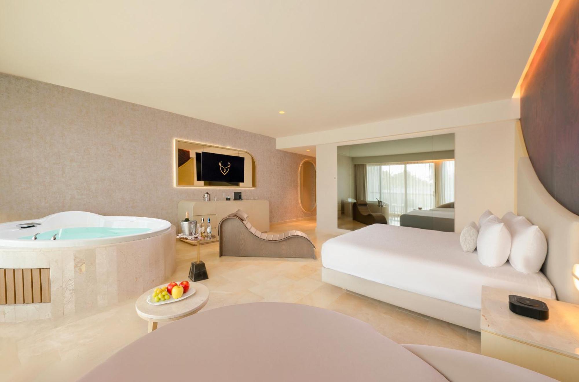 Seductive Pool View Jacuzzi Suite The Eden Section,1586828356:JPEG