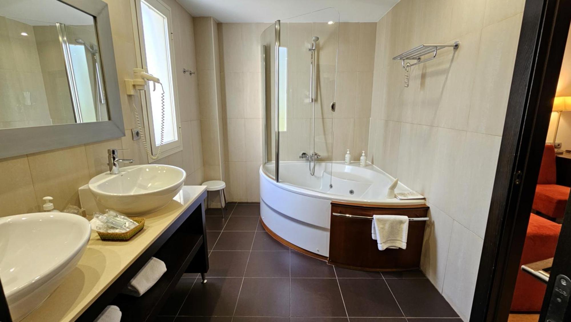 King Suite Spa Bath,1586829489:JPEG