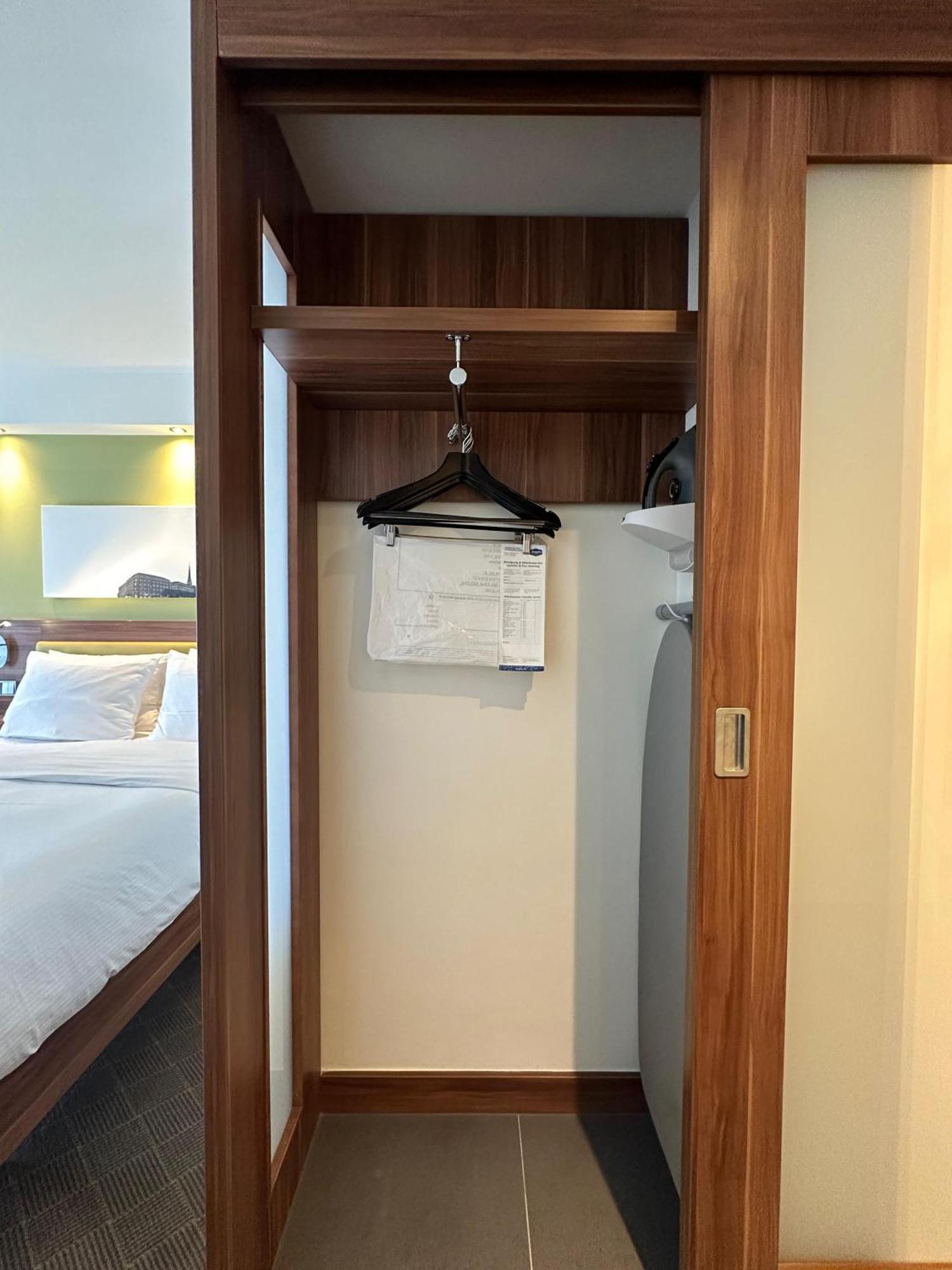 Queen Room - Accessible,1552464010:JPEG