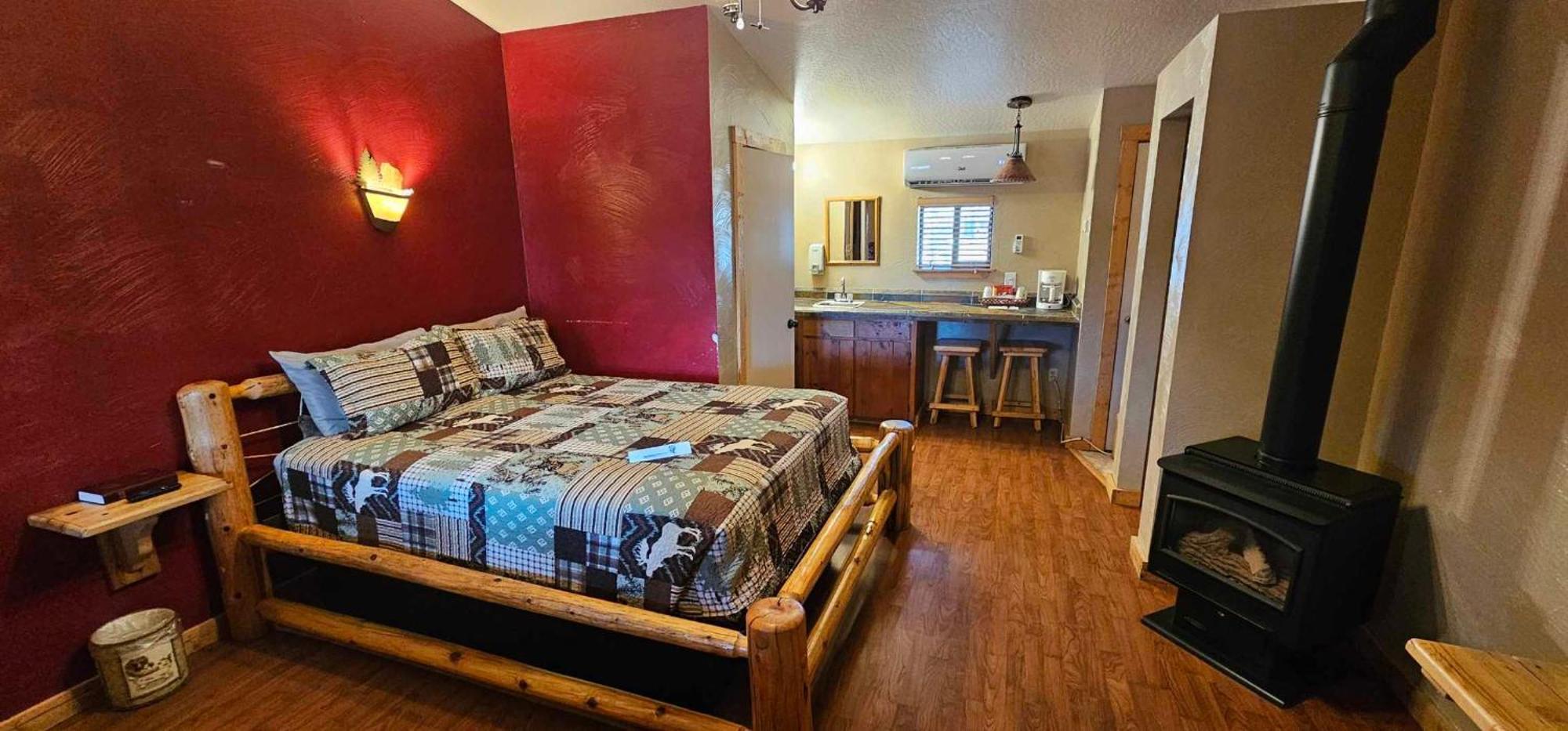 Deluxe Queen Room,1586983395:JPEG