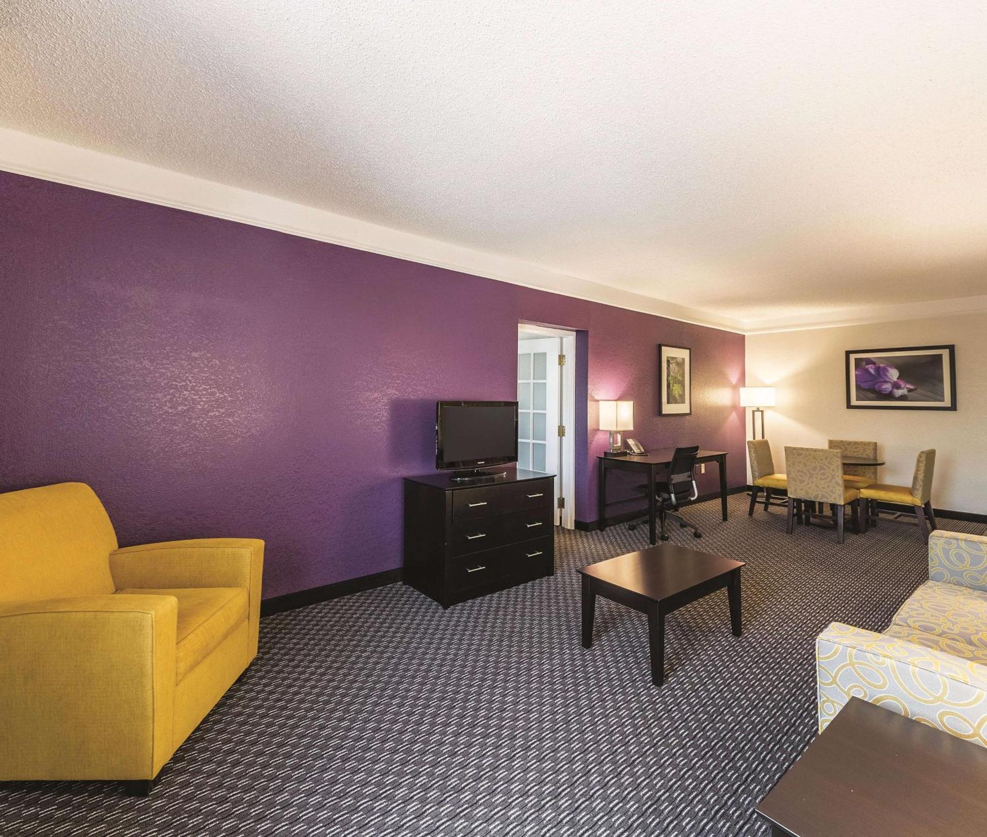 Deluxe King Suite,1587497856:JPEG