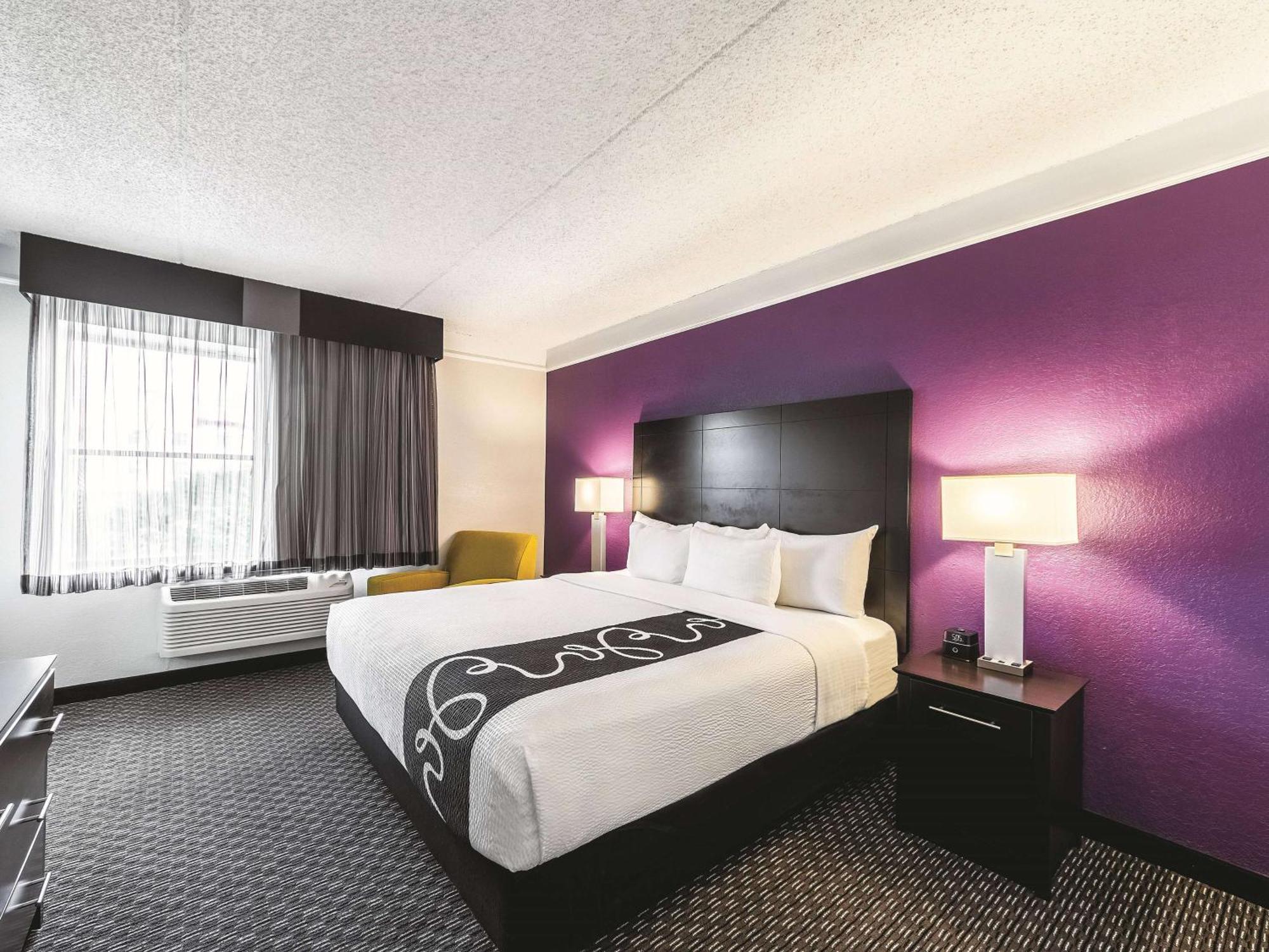 Deluxe King Suite,1587497885:JPEG