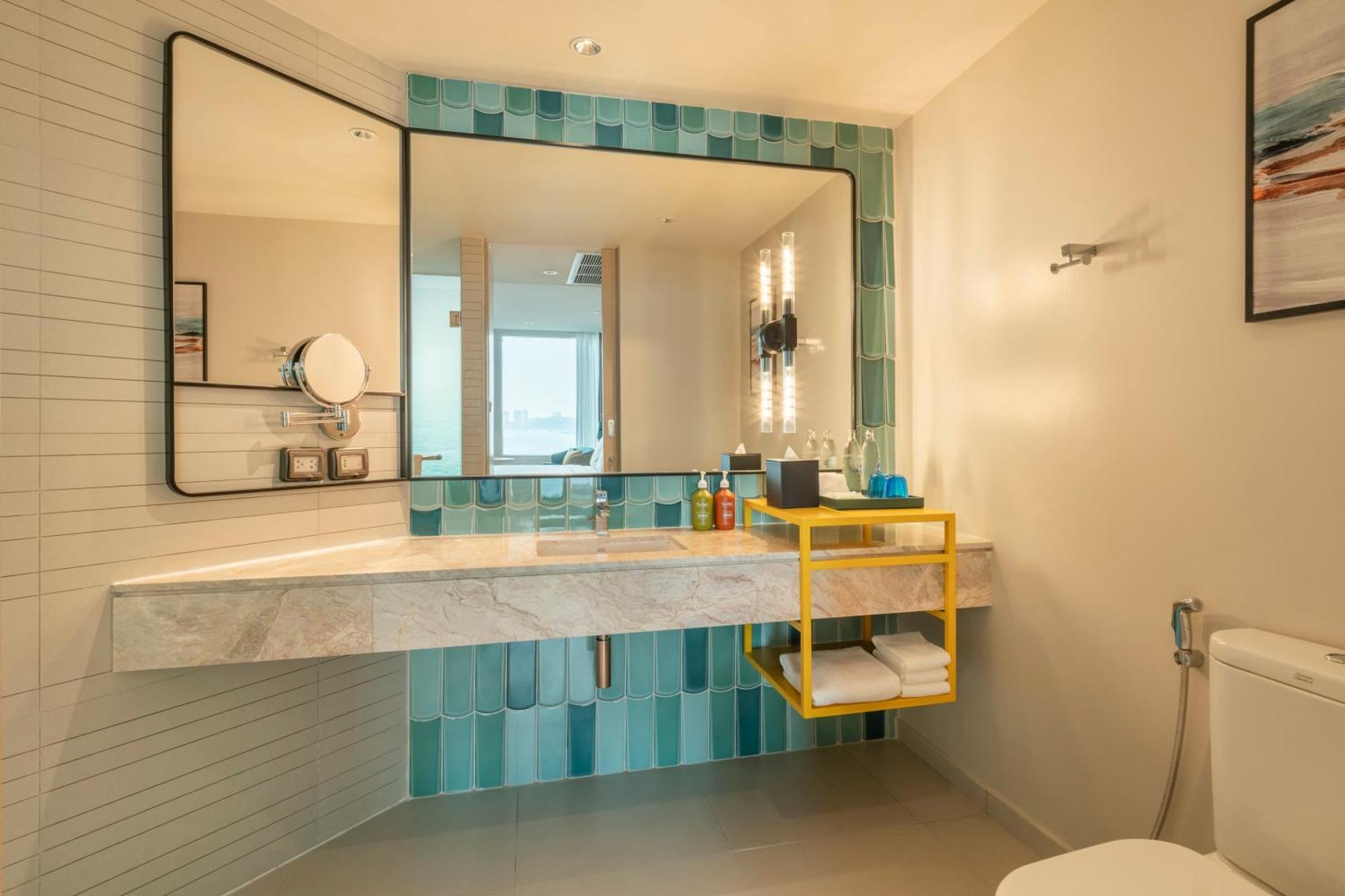 Standard King Room Pattaya Beach view Bay Tower,1587501596:JPEG
