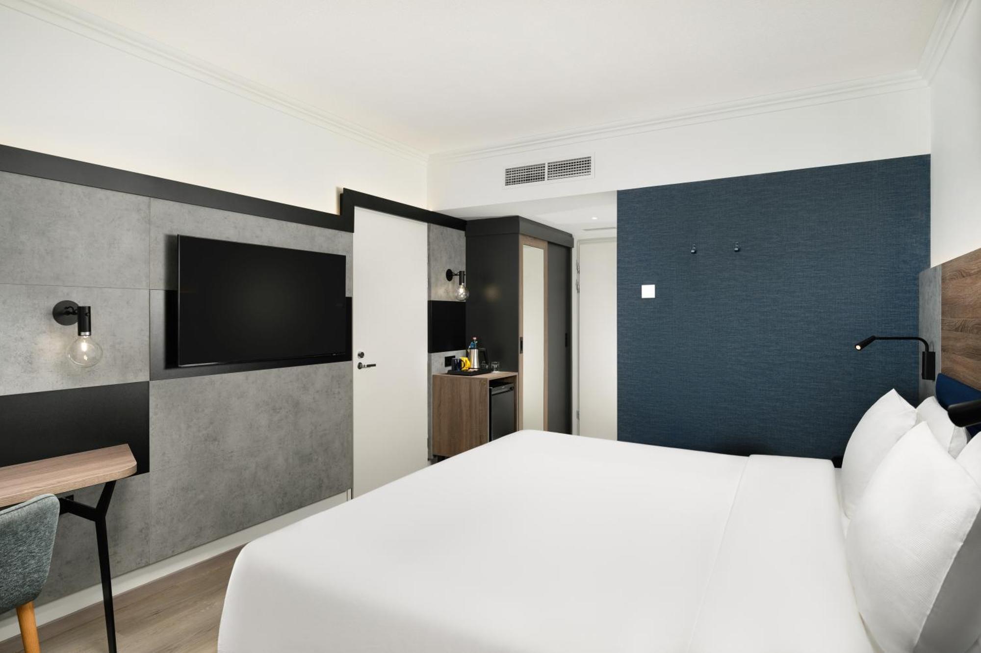 Premium Plus Double room Balcony Danube view newly refurbished
