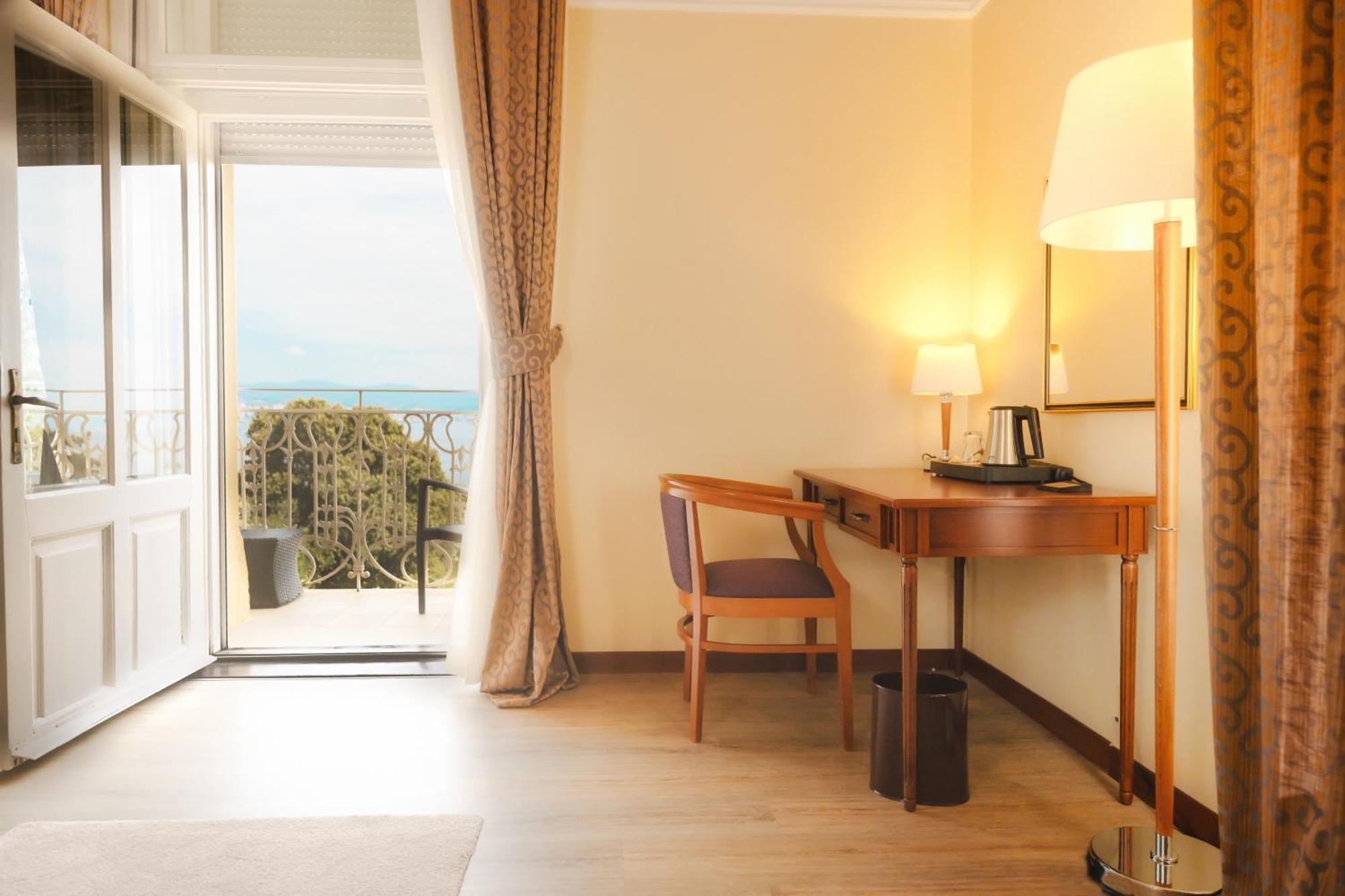 Deluxe Twin Room Balcony Sea Side