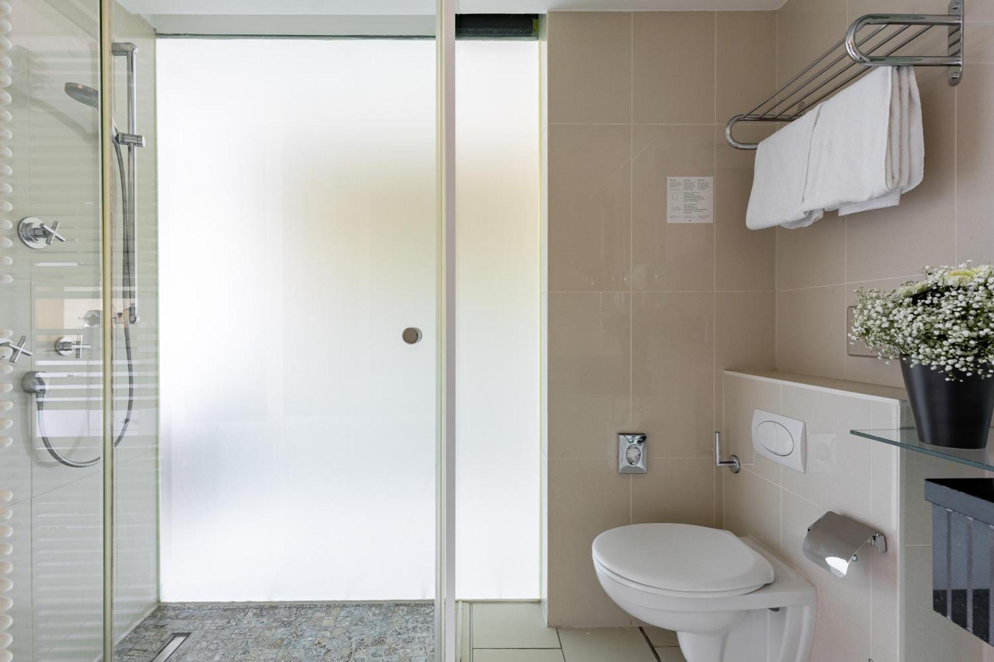 Extra Large Studio Kitchenette Bathtub