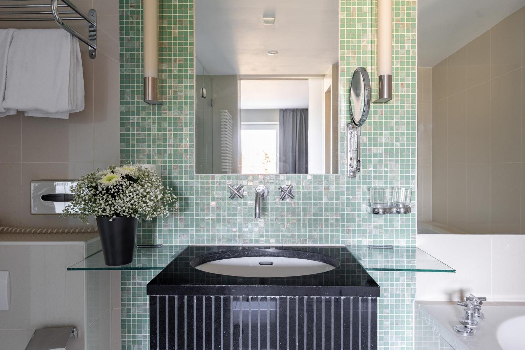 Extra Large Studio Kitchenette Bathtub