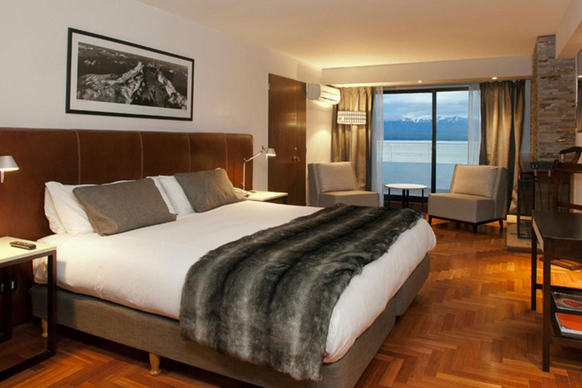 Deluxe Guest Room with 1 King, Lake view,1588058020:JPEG
