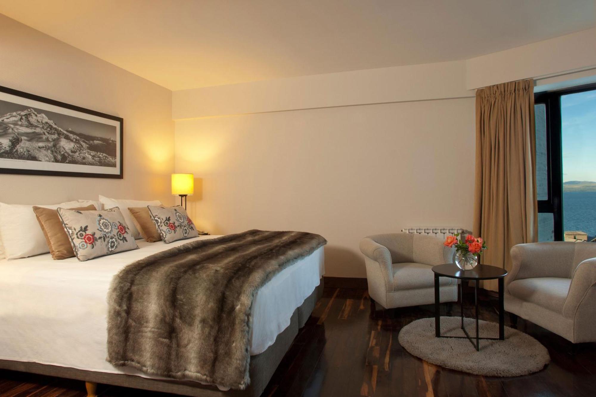 Superior Guest room 1 King Partial lake view