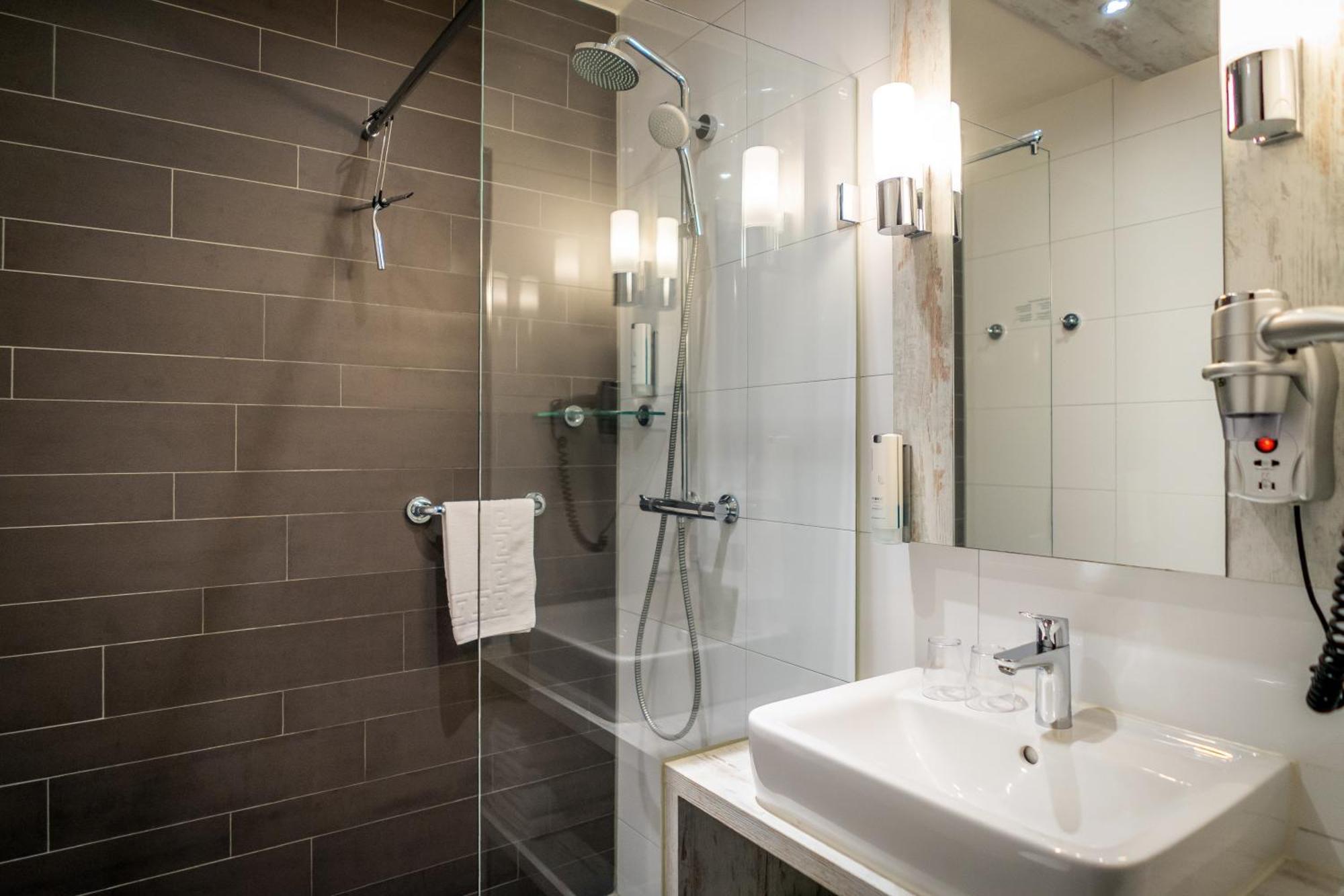 Double Room Shower