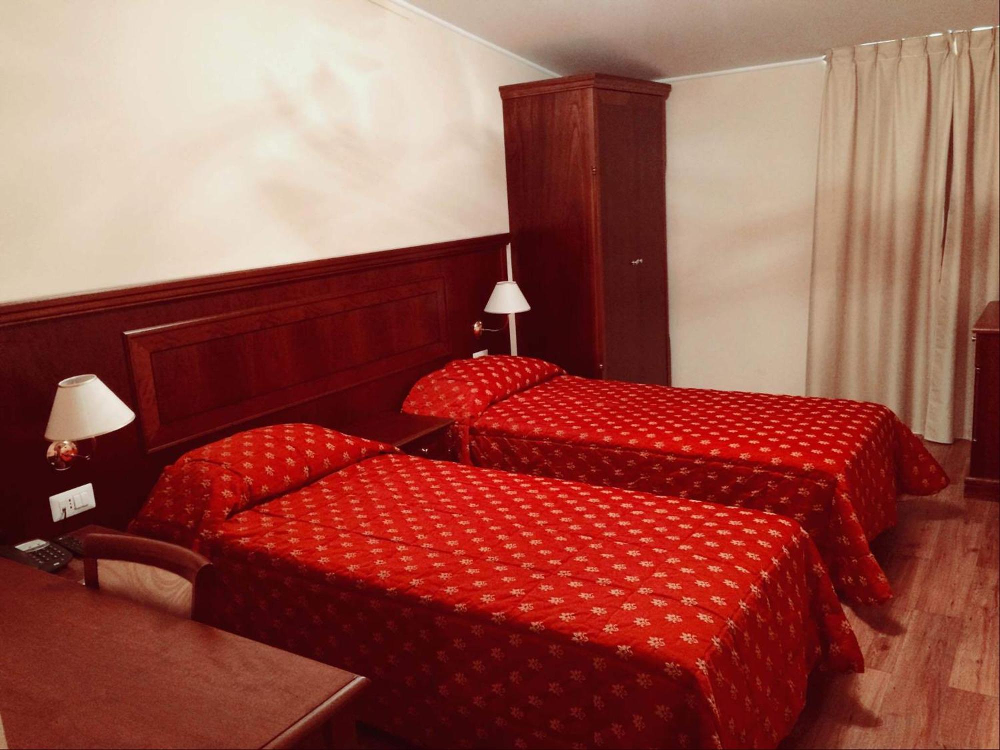 Twin Room,1588074802:JPEG