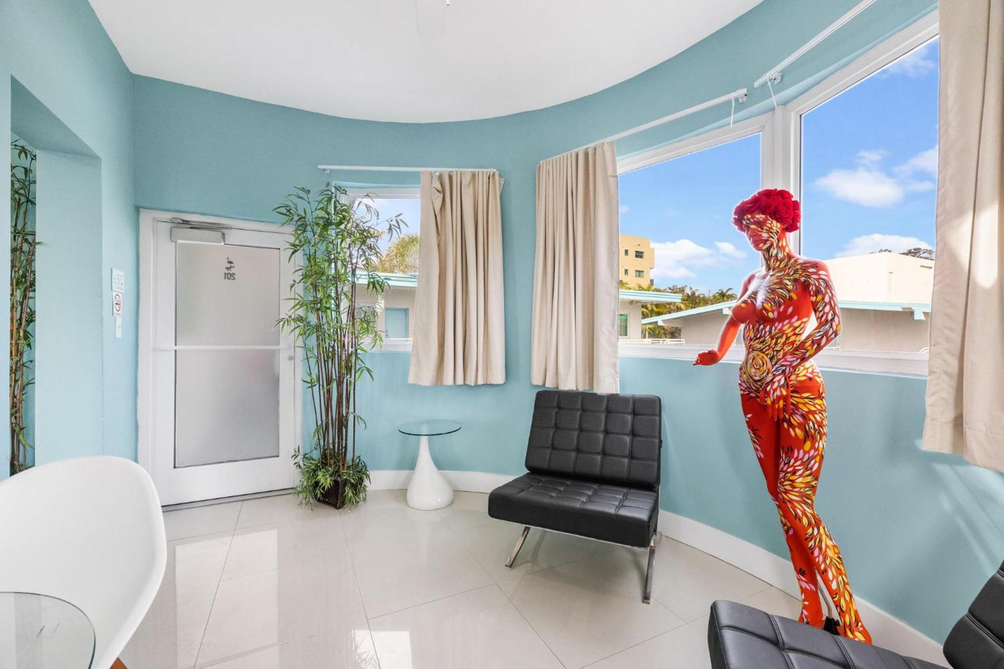 Deluxe Queen Suite