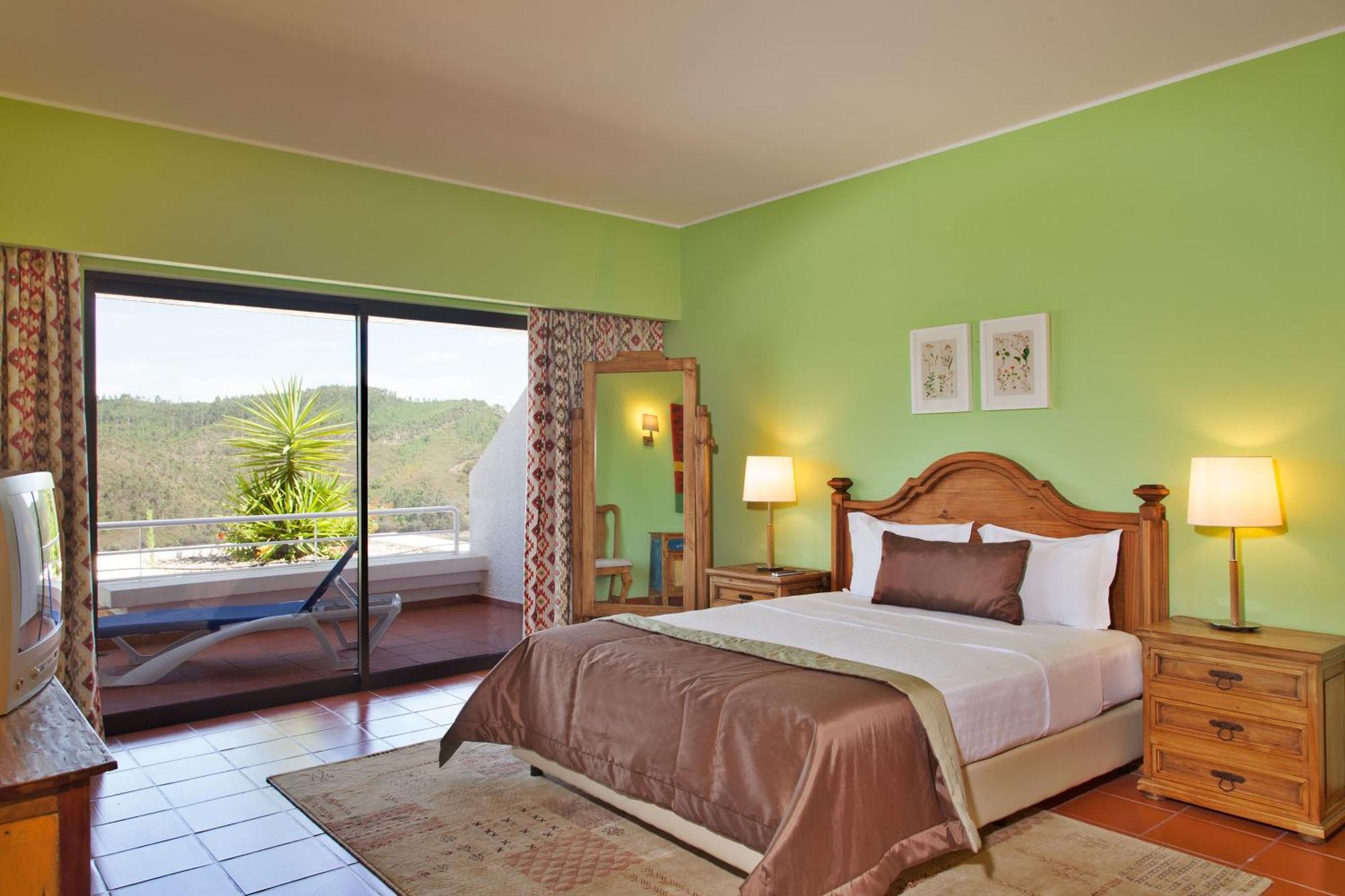 Superior One-Bedroom Apartment Lake View