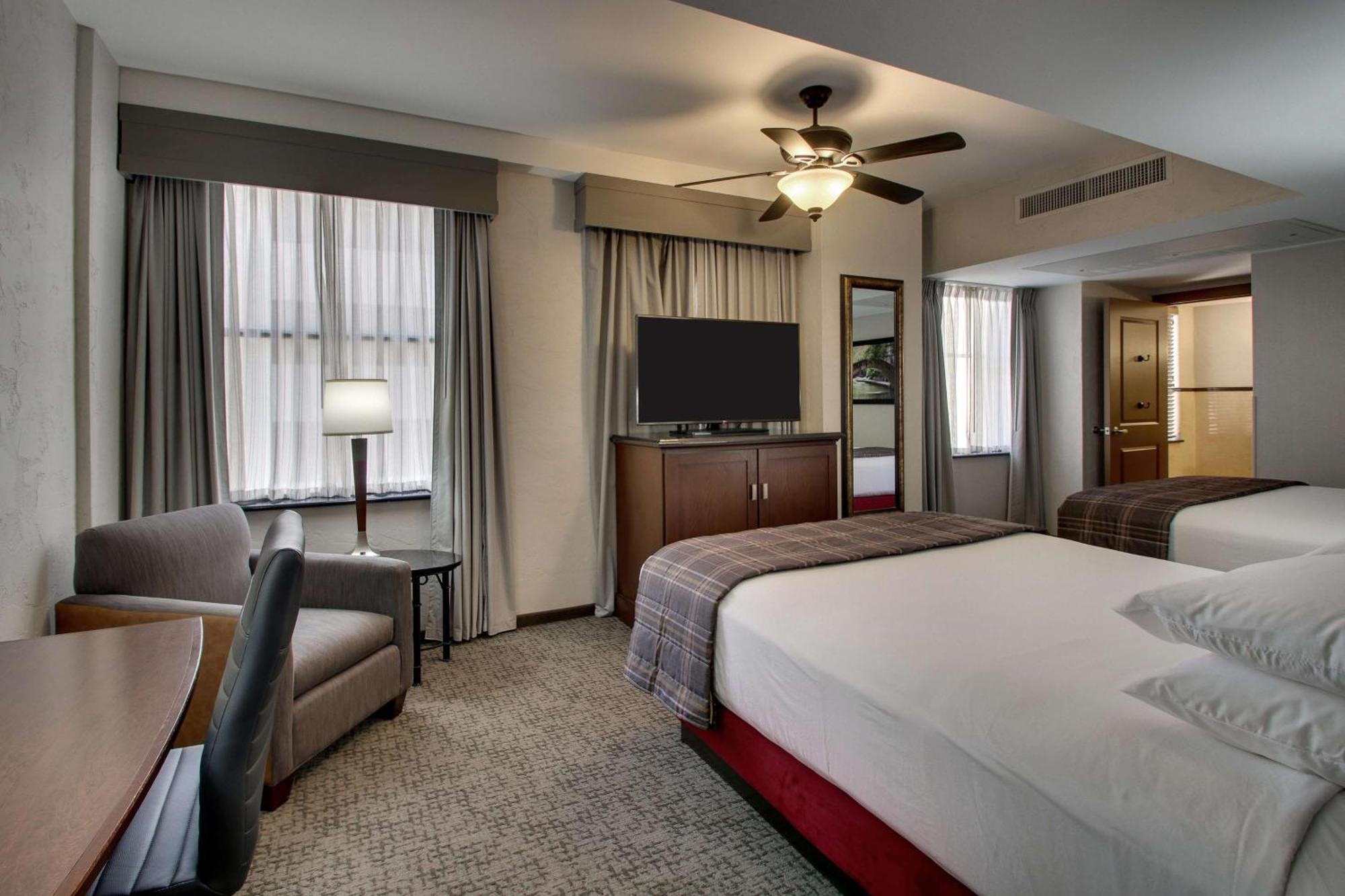 Deluxe Queen Room Two Queen Beds Accessible Tub
