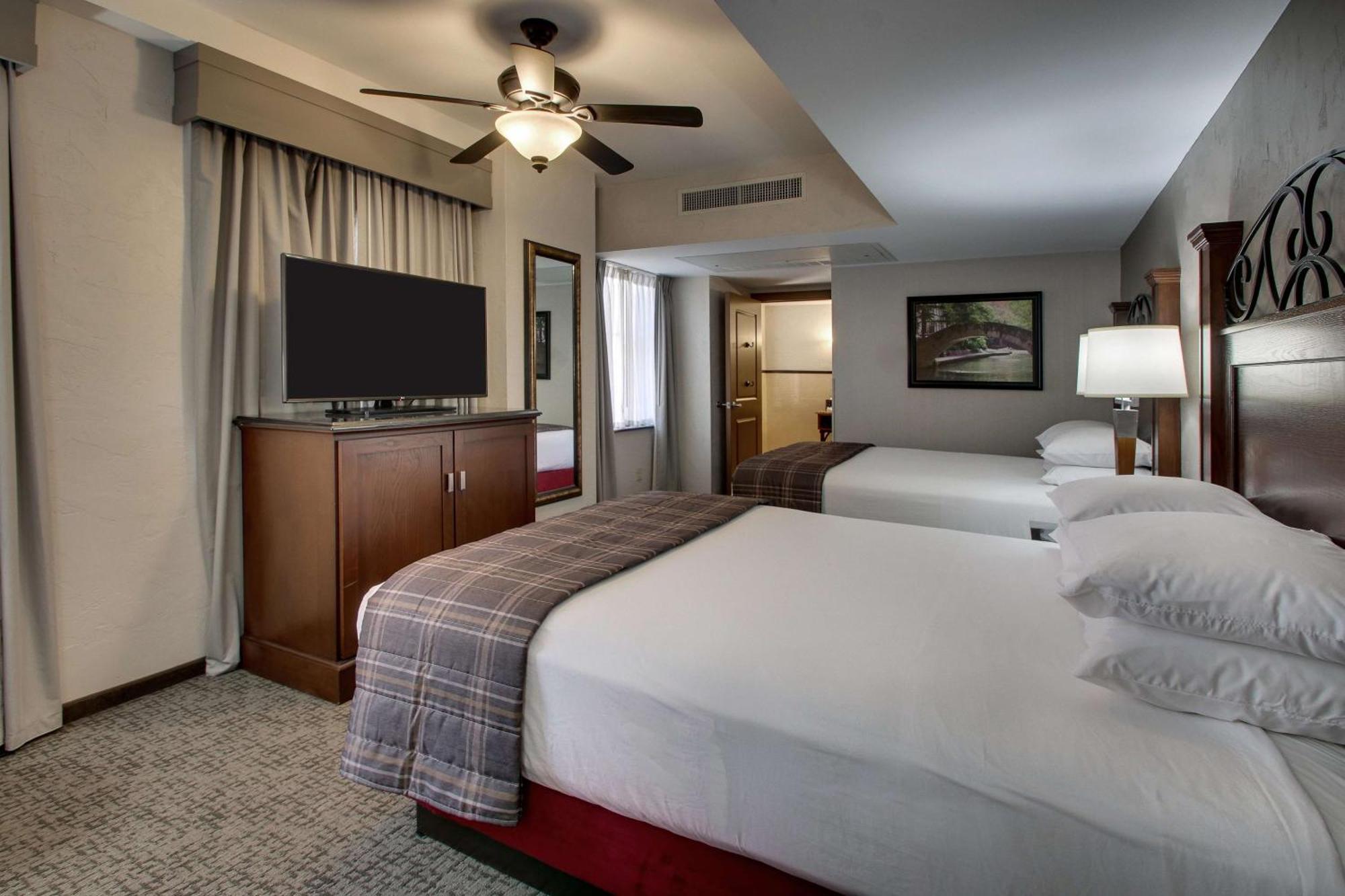 Deluxe Queen Room Two Queen Beds Accessible Tub
